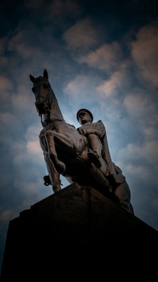 A statue of a man riding a horse