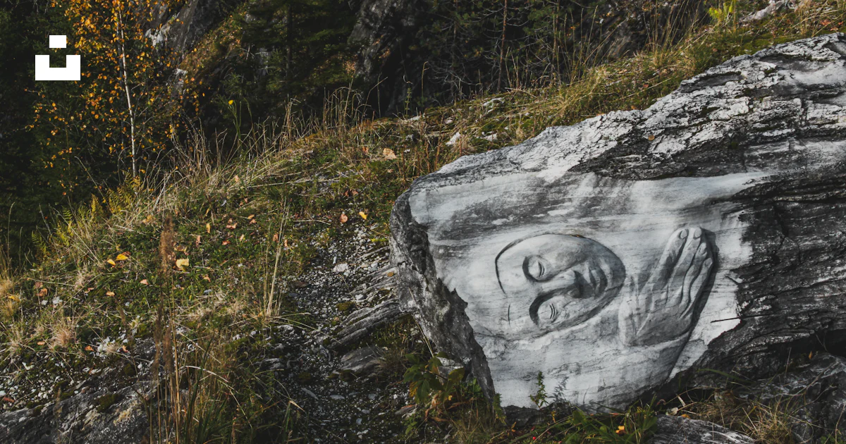 A rock with a face carved into it photo – Free Face Image on Unsplash