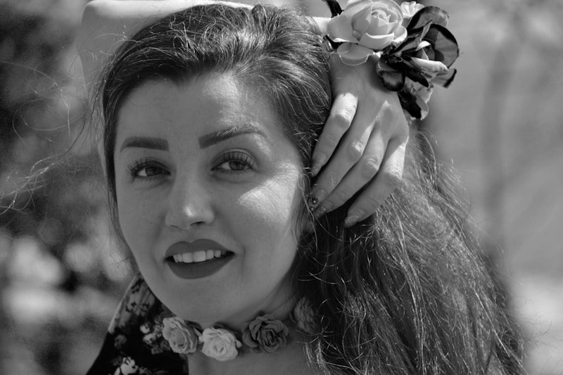 Mulher com flor no cabelo