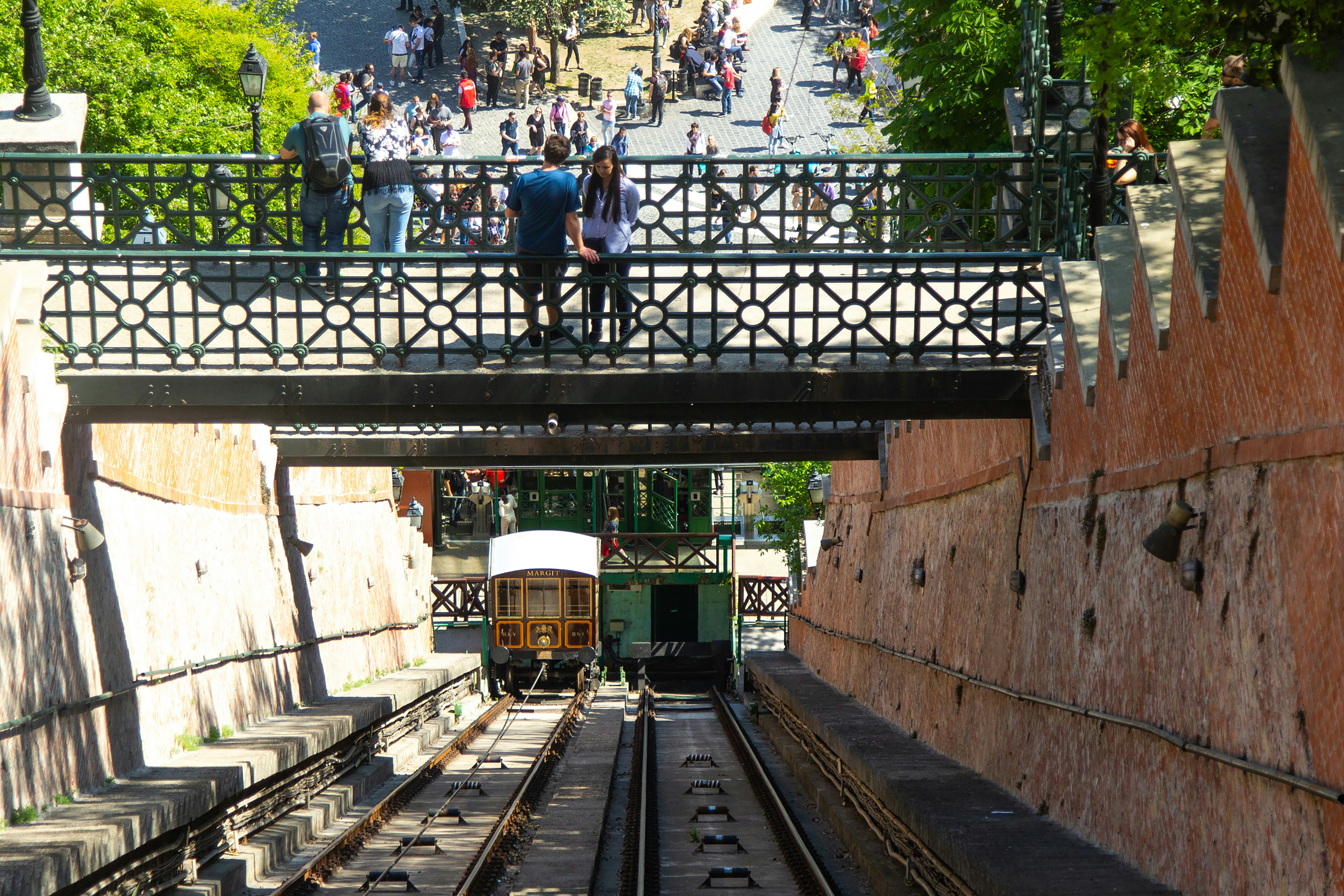 Västtrafik kämpar – app och skyltar på hållplatser ger fel info! De jobbar hårt för att fixa det!