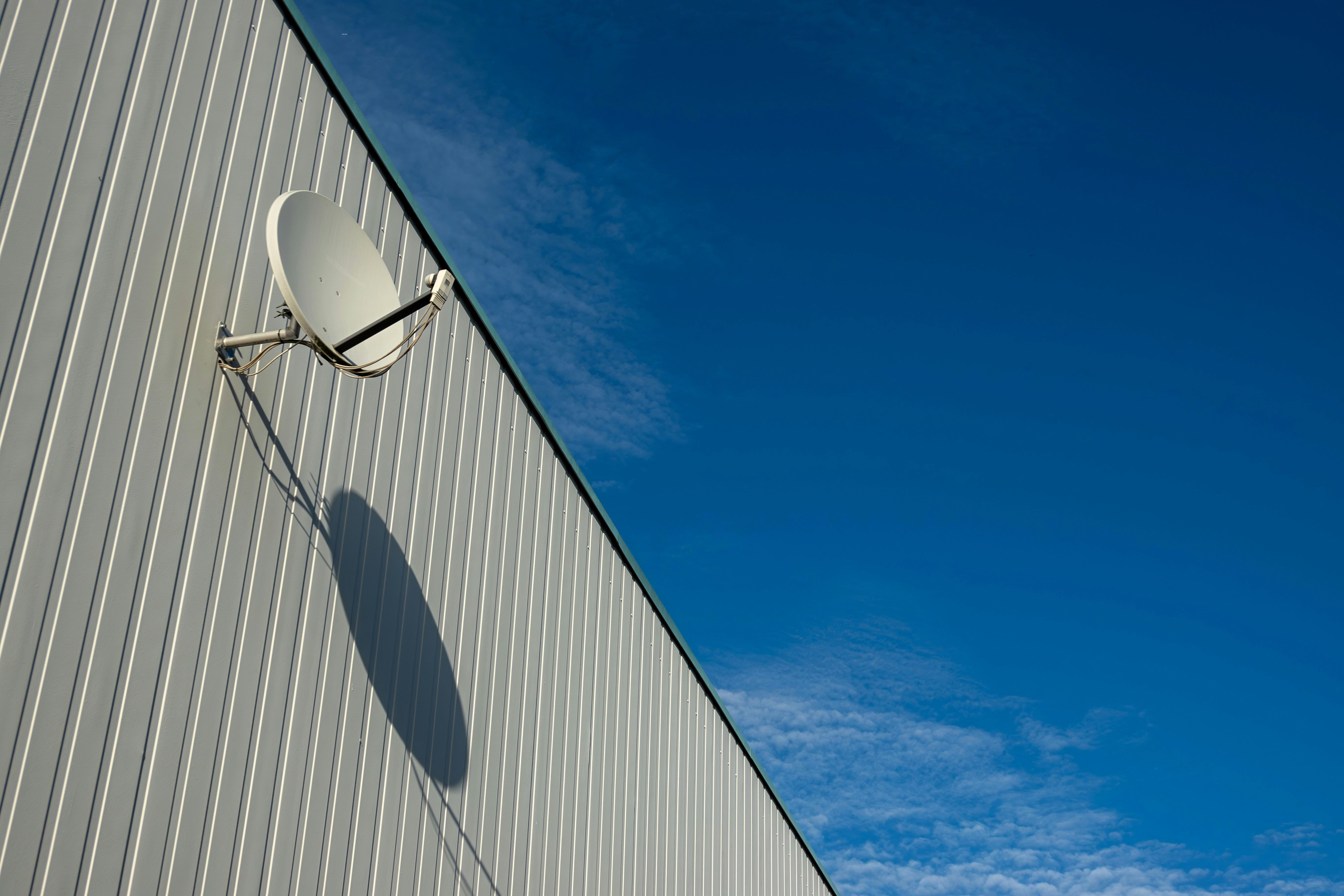 Eine Satellitenschüssel an der Seite eines Gebäudes