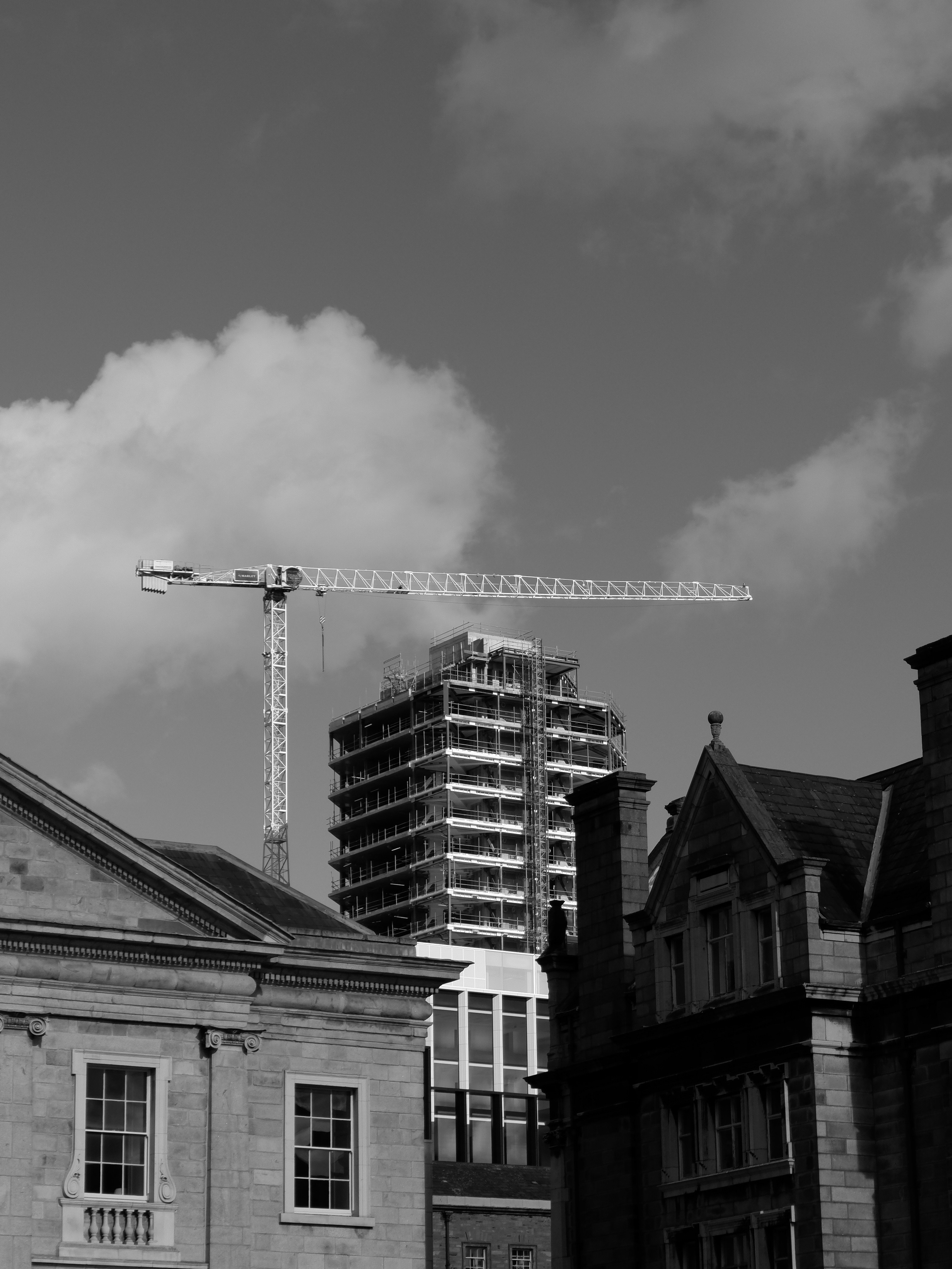 Una foto en blanco y negro de un edificio en construcción