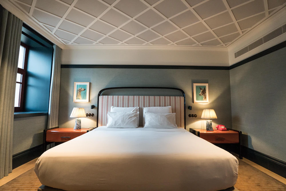 Bright double room with a large bed by the window