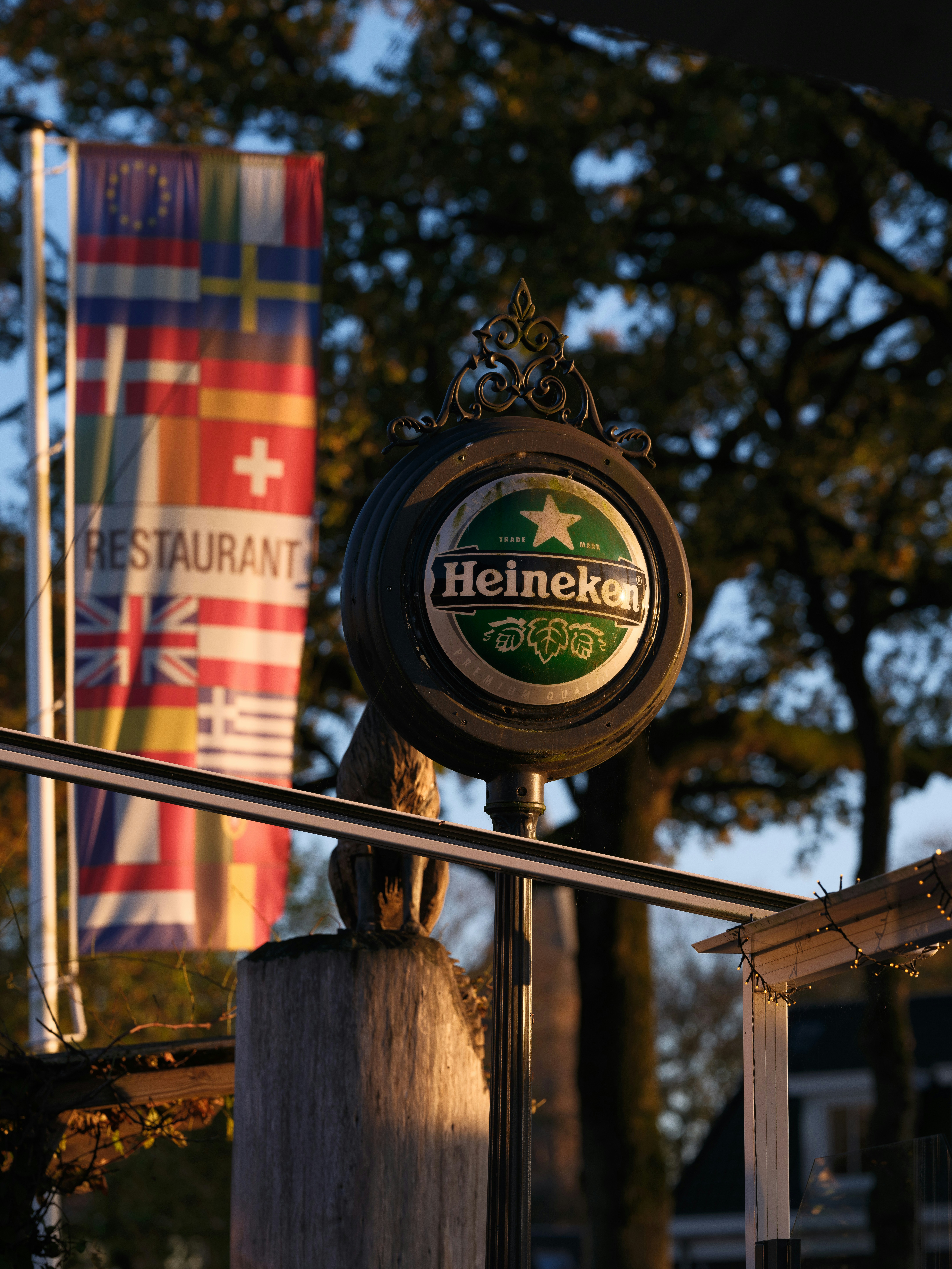 Es gibt ein Schild mit der Aufschrift heineken