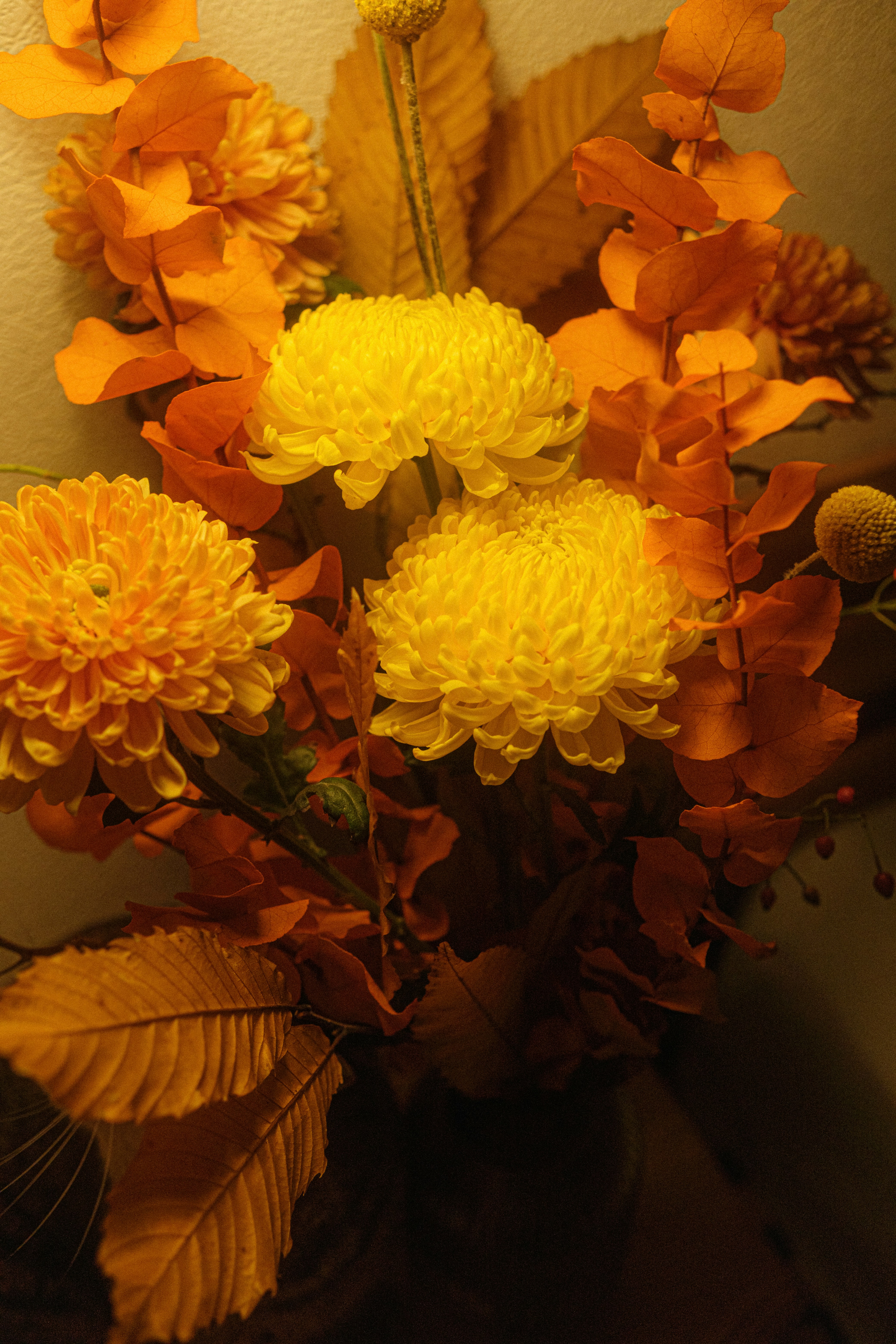 What Flower Colors Work Best for Autumn Seasonal Arrangements?