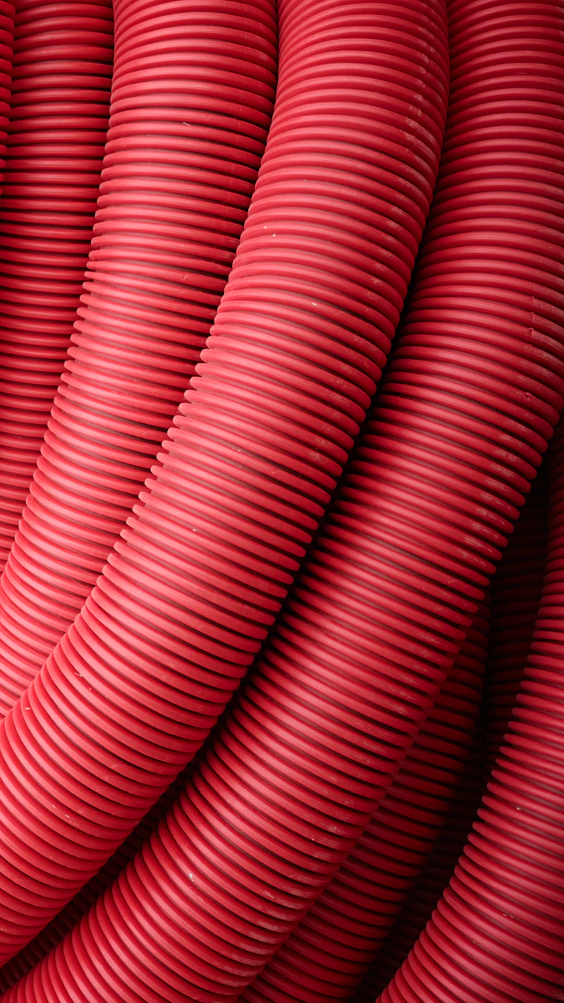 Tuyau d'incendie rouge enroulé