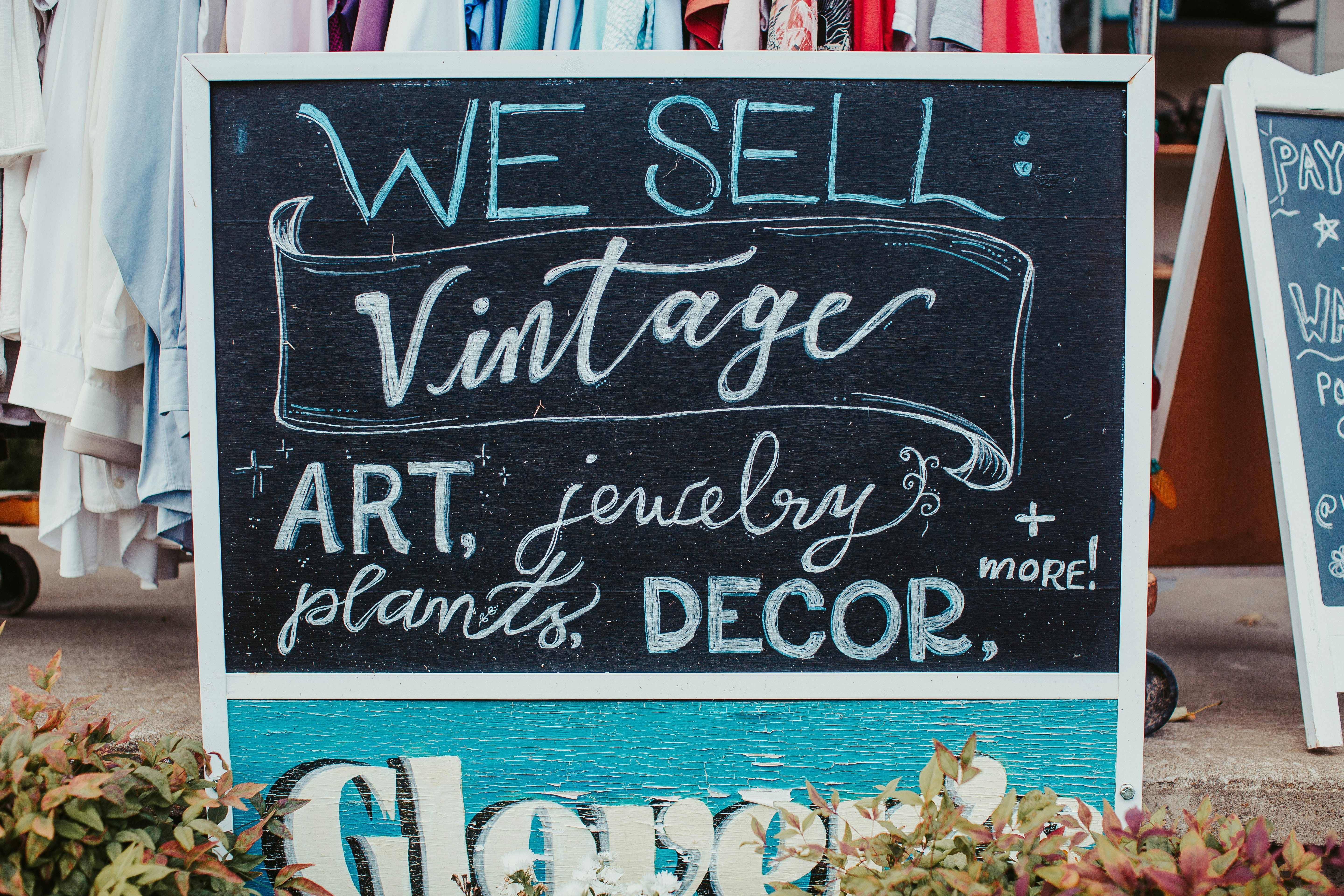 Tanda yang mengatakan kami menjual seni, perhiasan, dan dekorasi vintage
