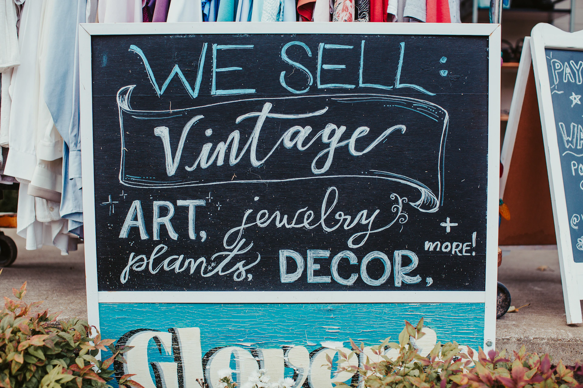 A sign that says we sell vintage art, jewelry and decor
