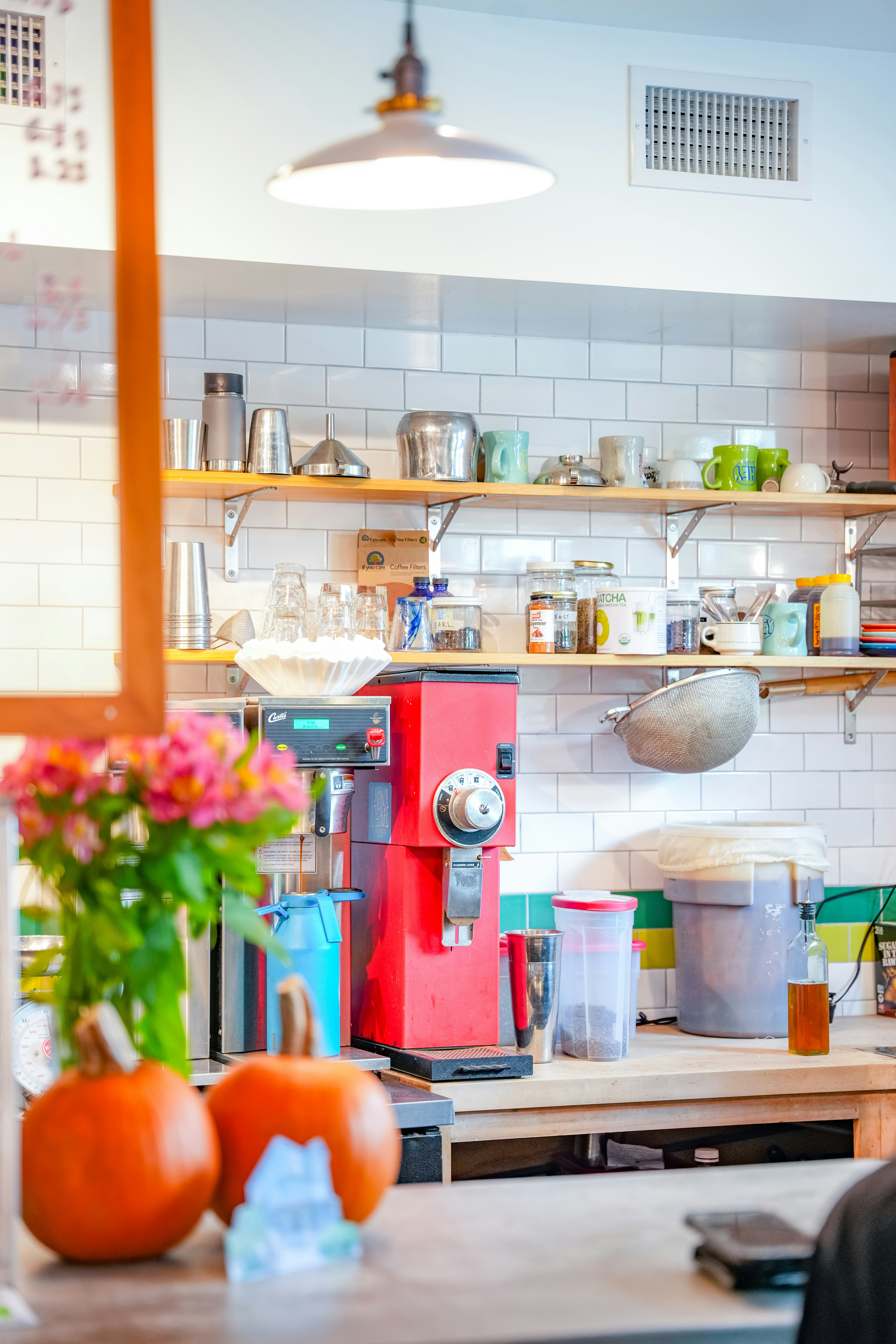Smart Living Routine to Keep Your Home Tidy in Under 15 Minutes – A kitchen filled with lots of counter top space