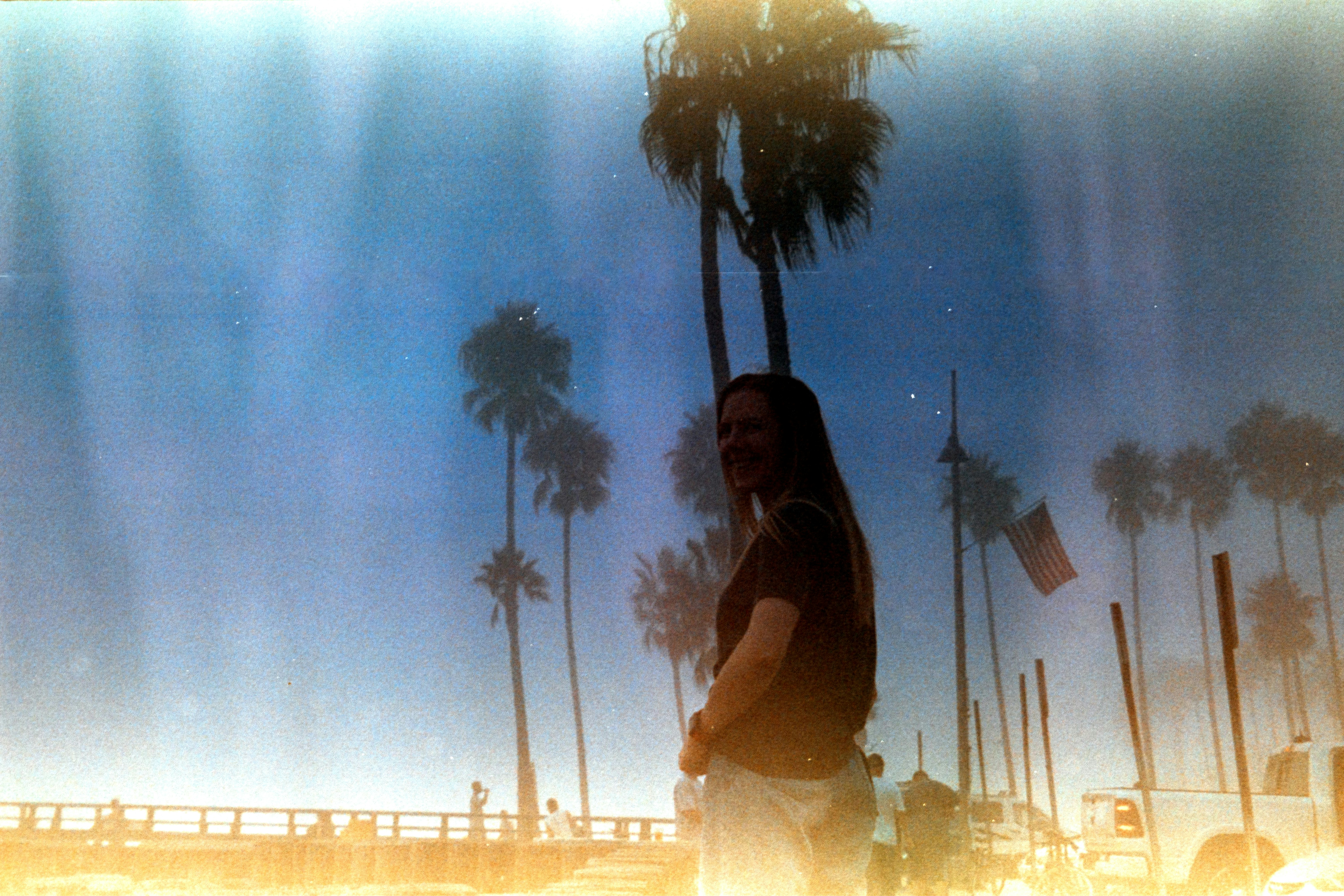Un hombre de pie frente a una palmera foto – Imagen de Los Ángeles ...