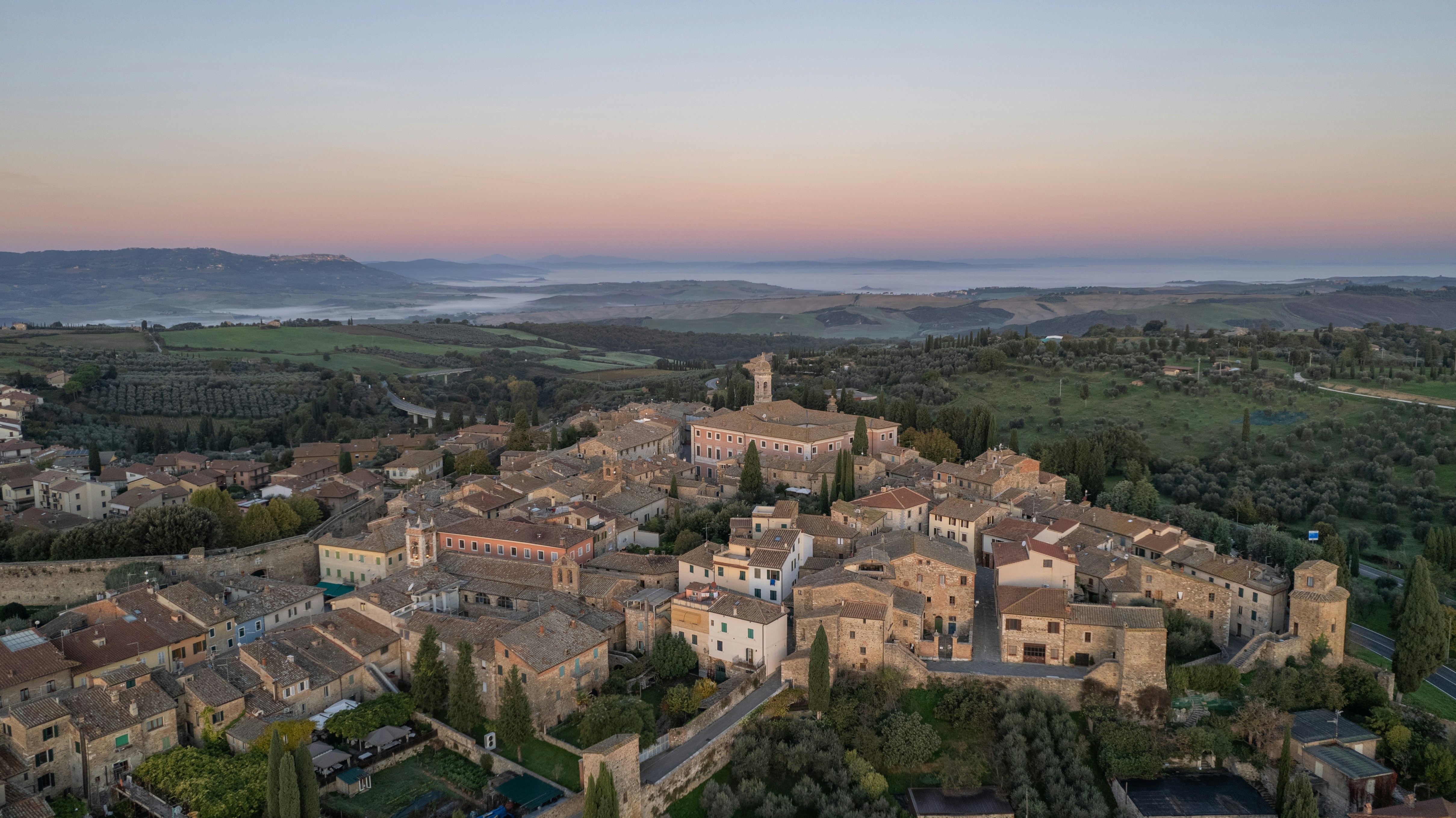 川が流れる街の空中写真