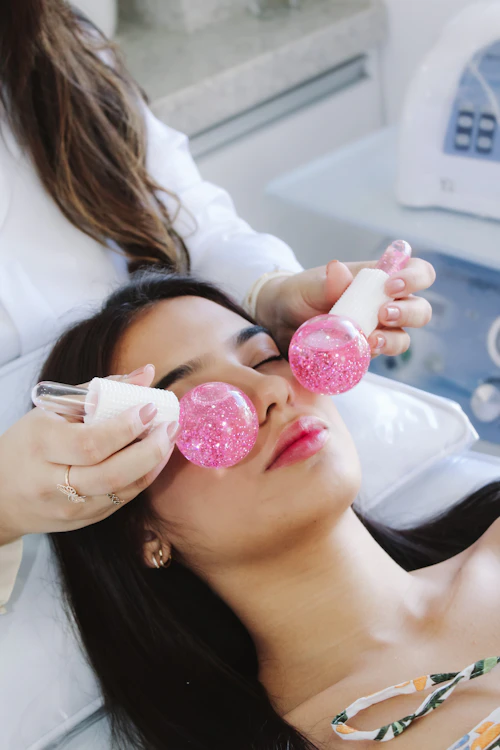 Procedimento facial em estúdio de beleza