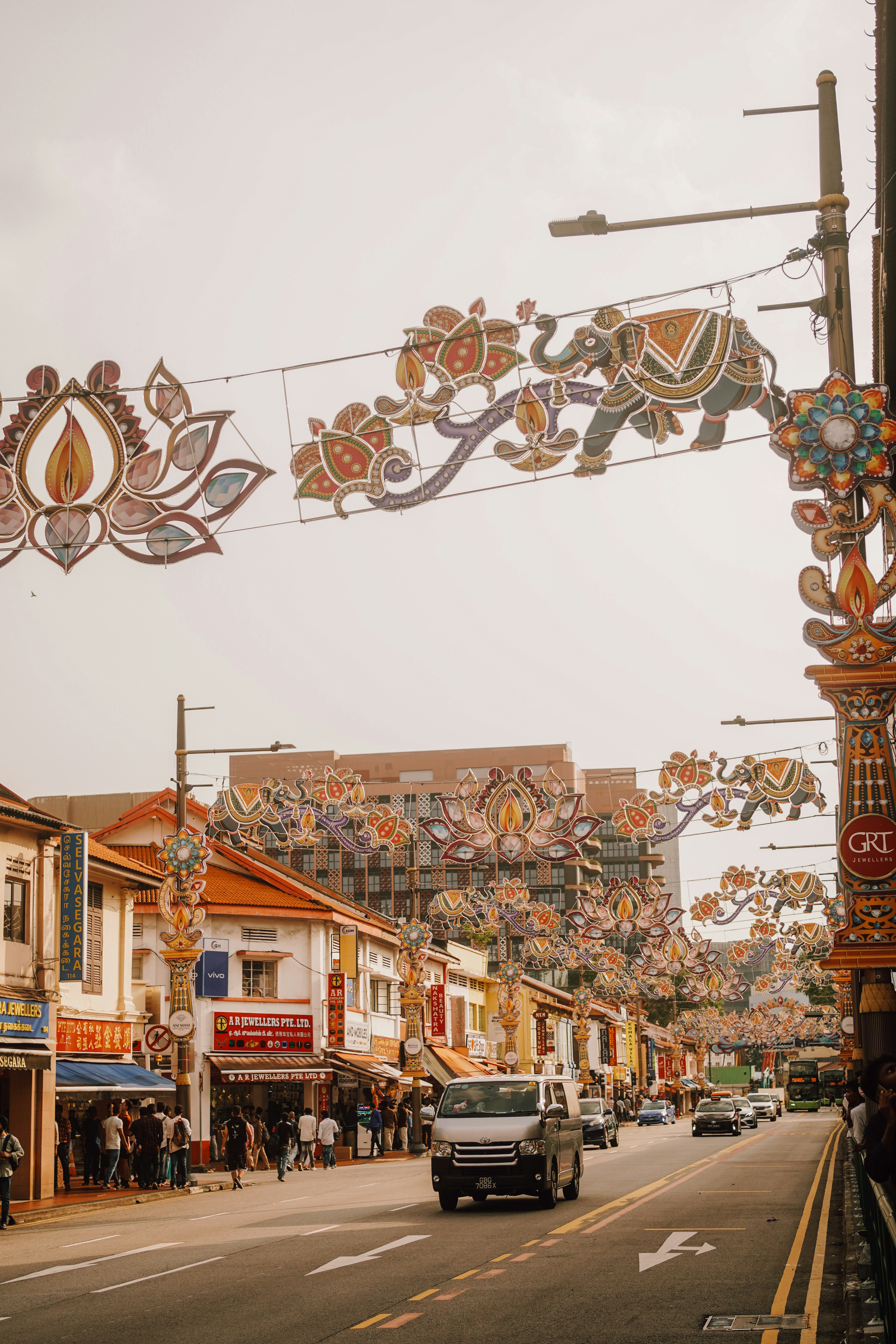Jalan kota dengan banyak dekorasi di sampingnya