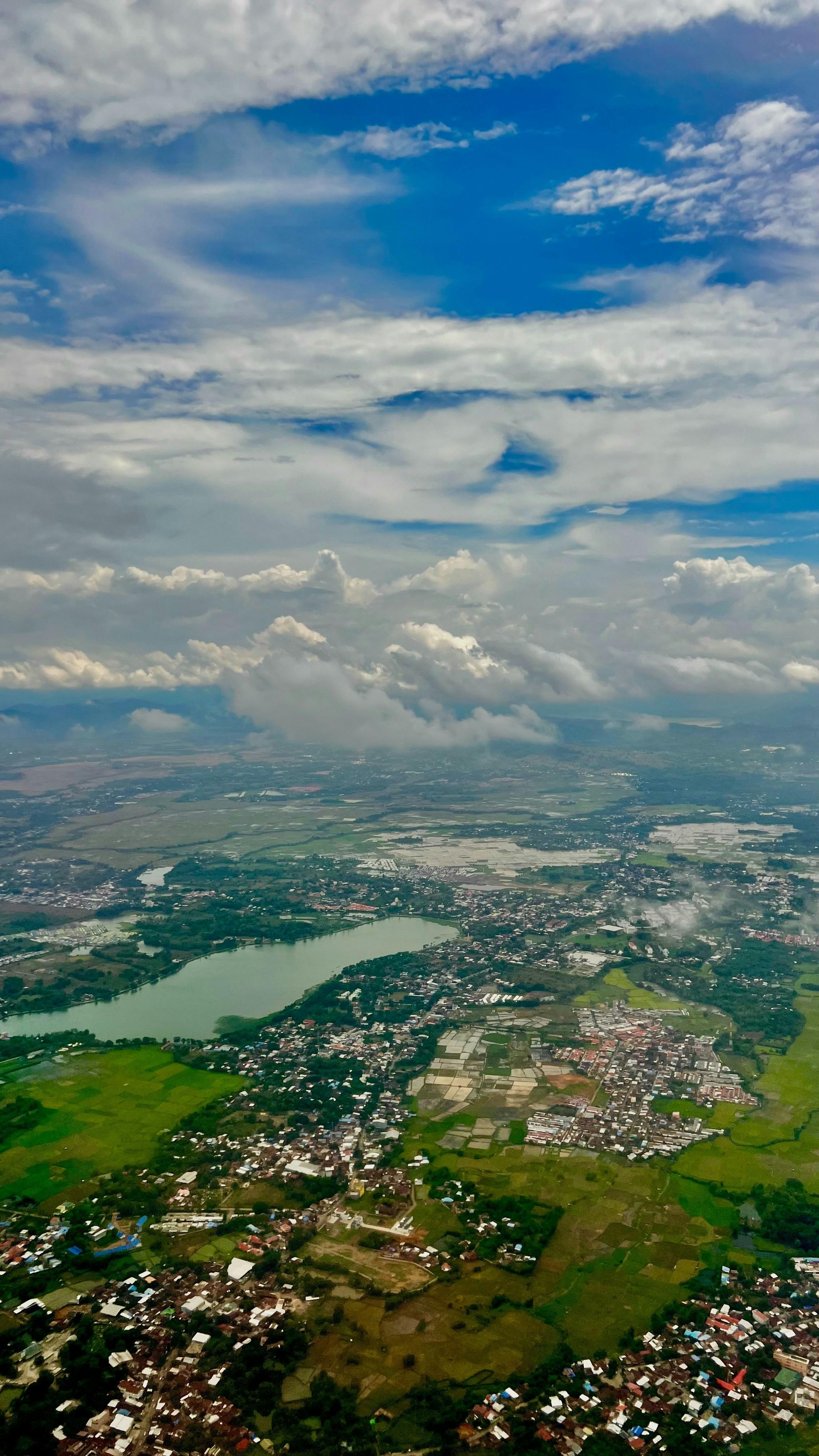 Pemandangan udara kota dan danau