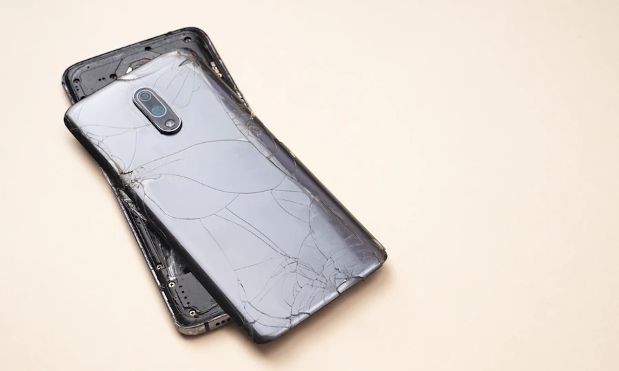 Téléphone avec le dos en verre cassé
