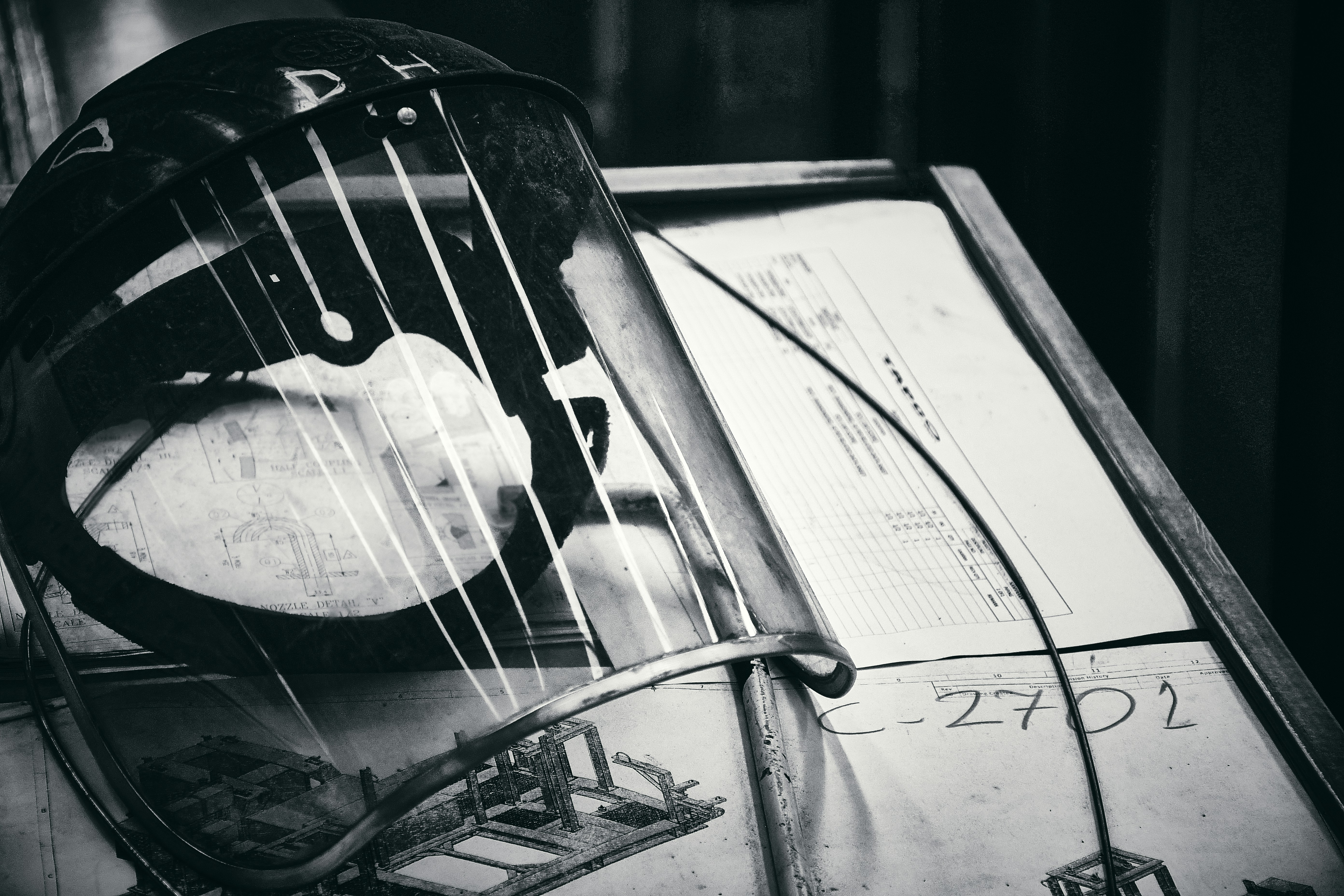Una foto en blanco y negro de una guitarra