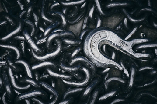 A close up of a bunch of chains