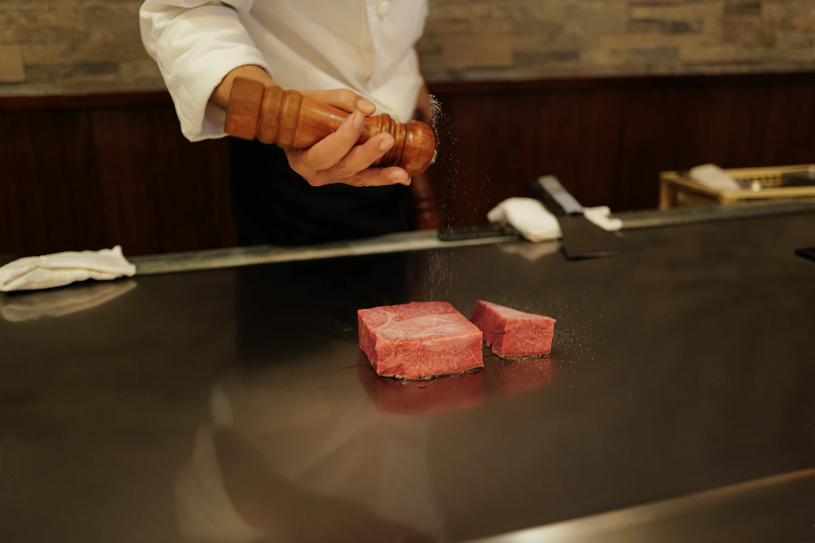 Chef cocinando carne en una plancha de teppanyaki (foto referencial)