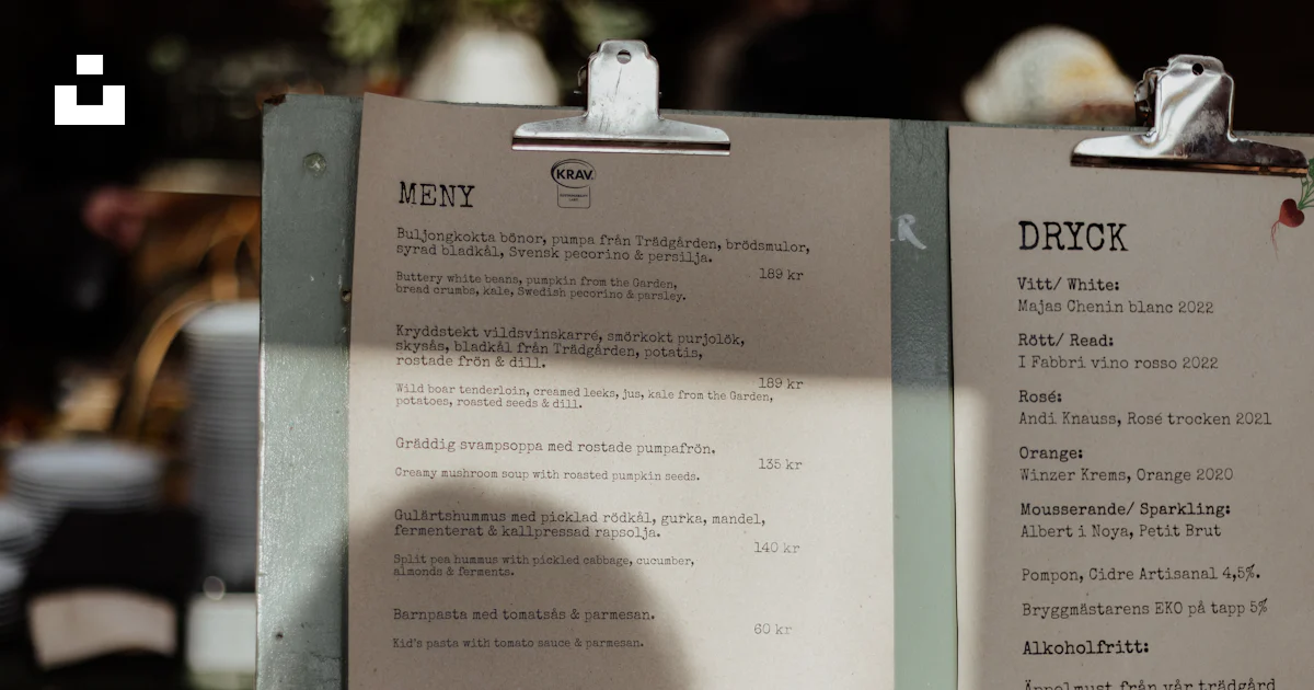 Encima Menu Un menú encima de una mesa junto a una taza de café foto – Imagen de ...