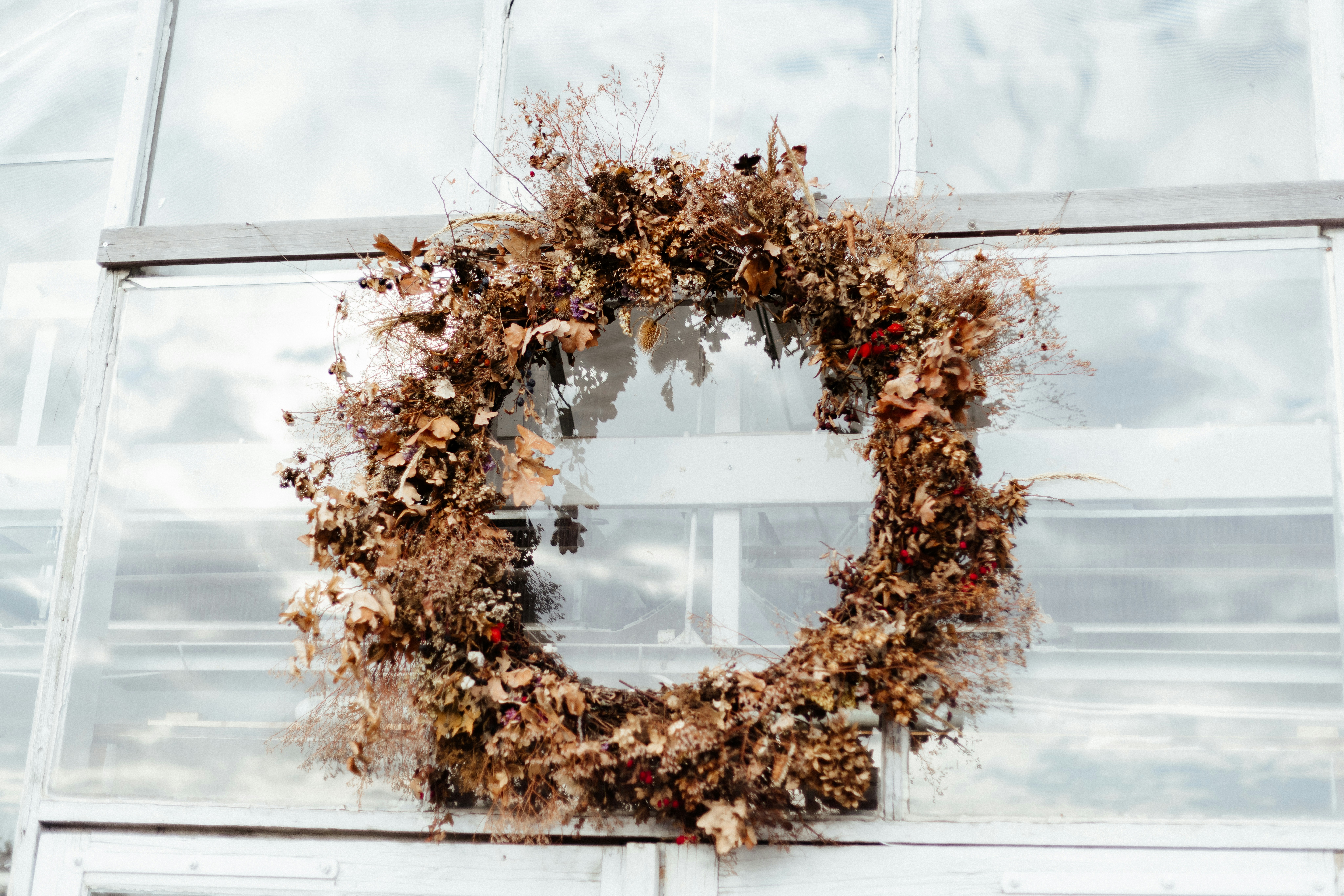 Gros plan d’une couronne sur une fenêtre