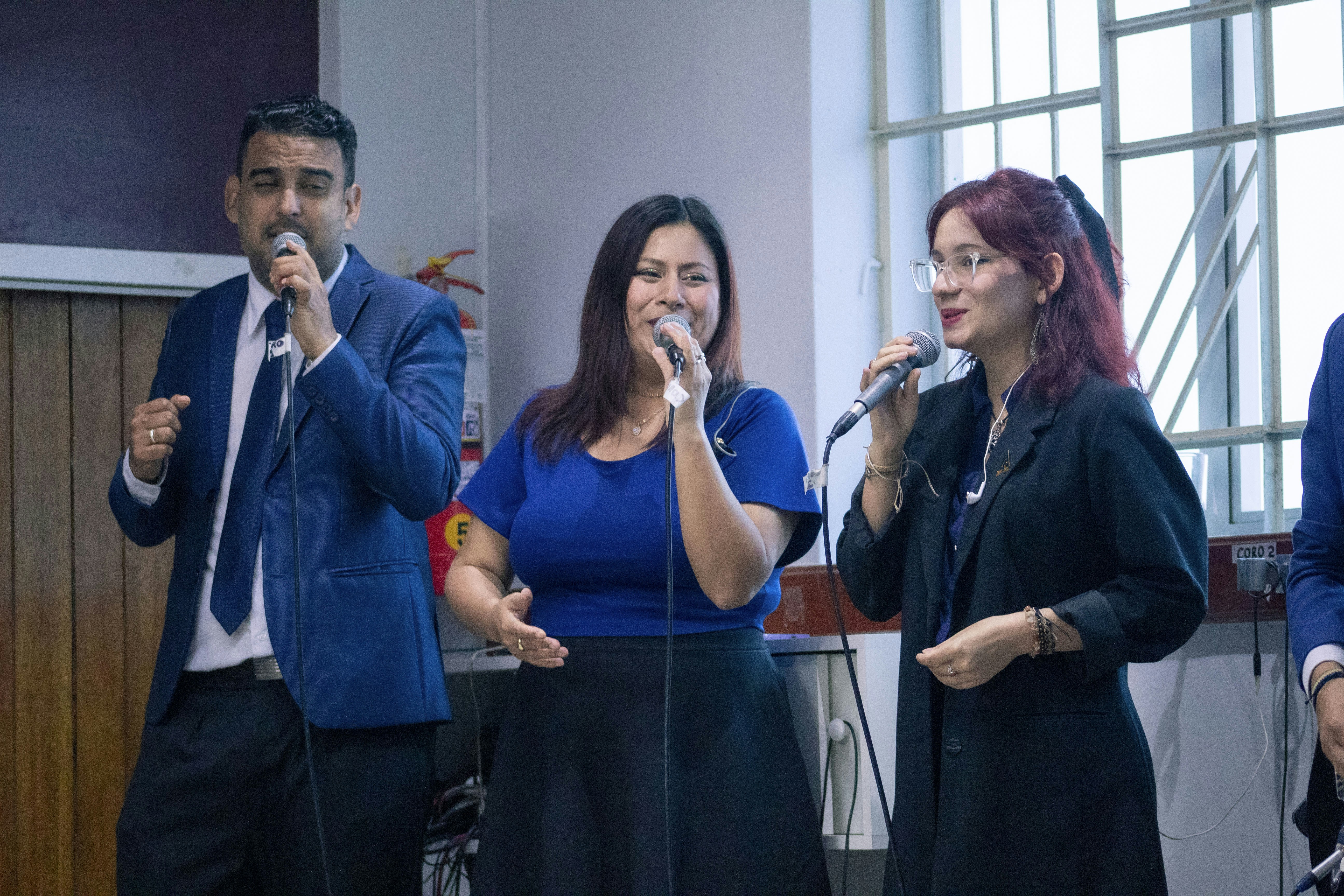 Um grupo de pessoas em pé um ao lado do outro
