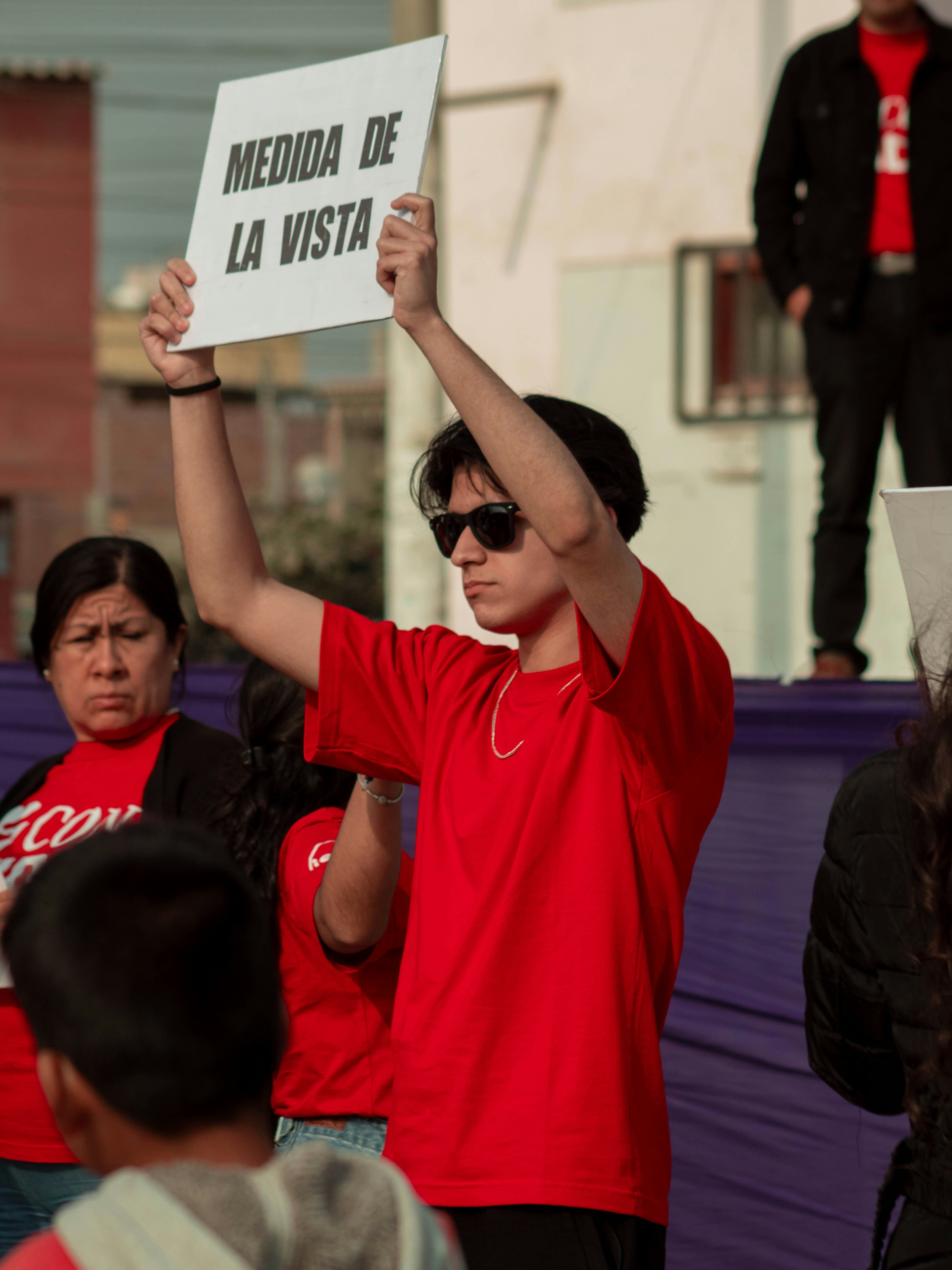 Jorge Guzmán Padilla de joven estudiando ingeniería eléctrica, mostrando su pasión temprana por la energía renovable
