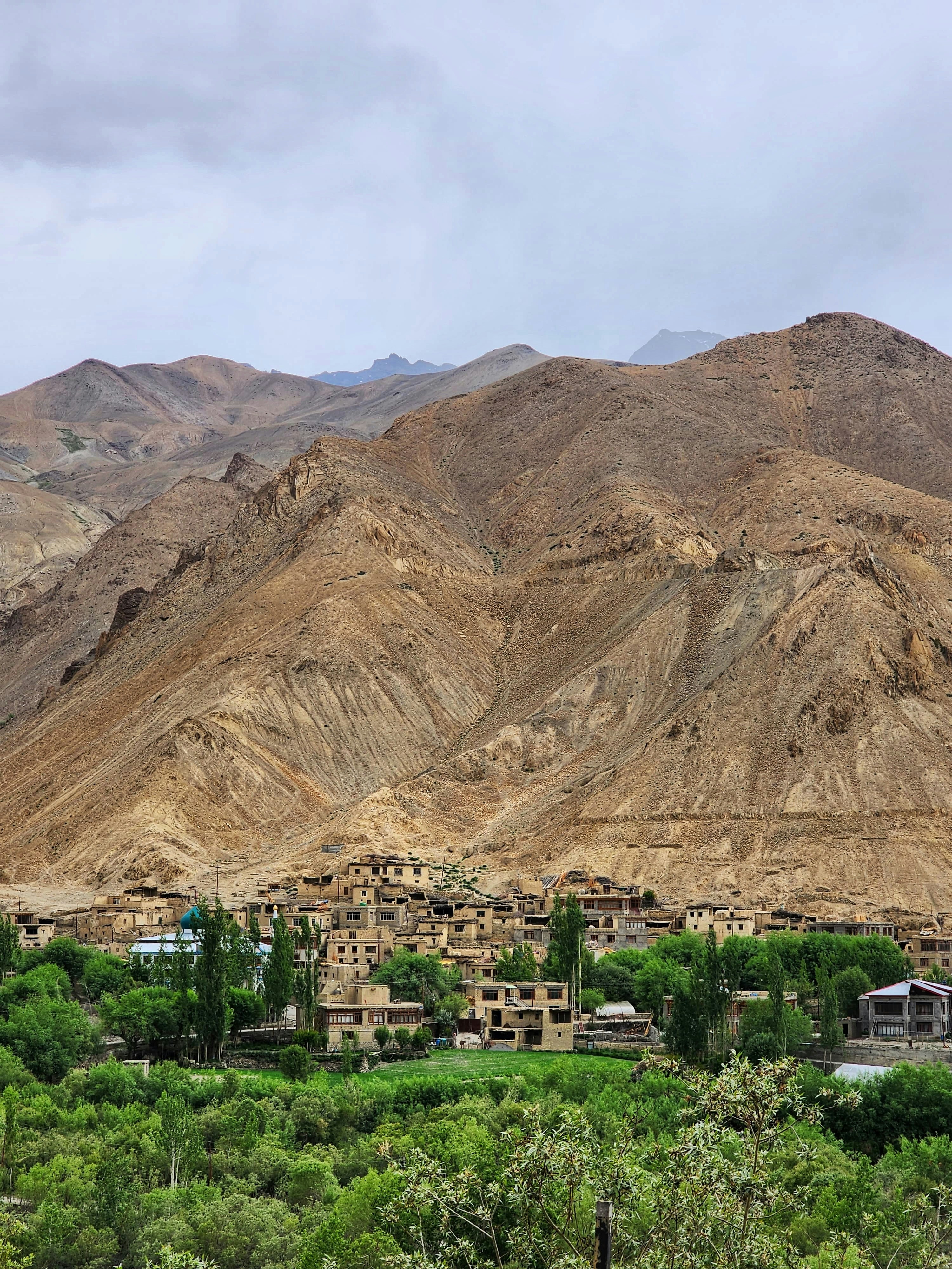 連峻の真ん中にある集落