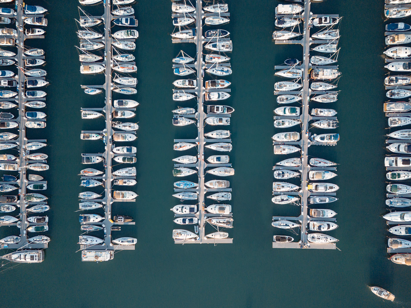 Marina vista de cima, com diversas lanchas atracadas