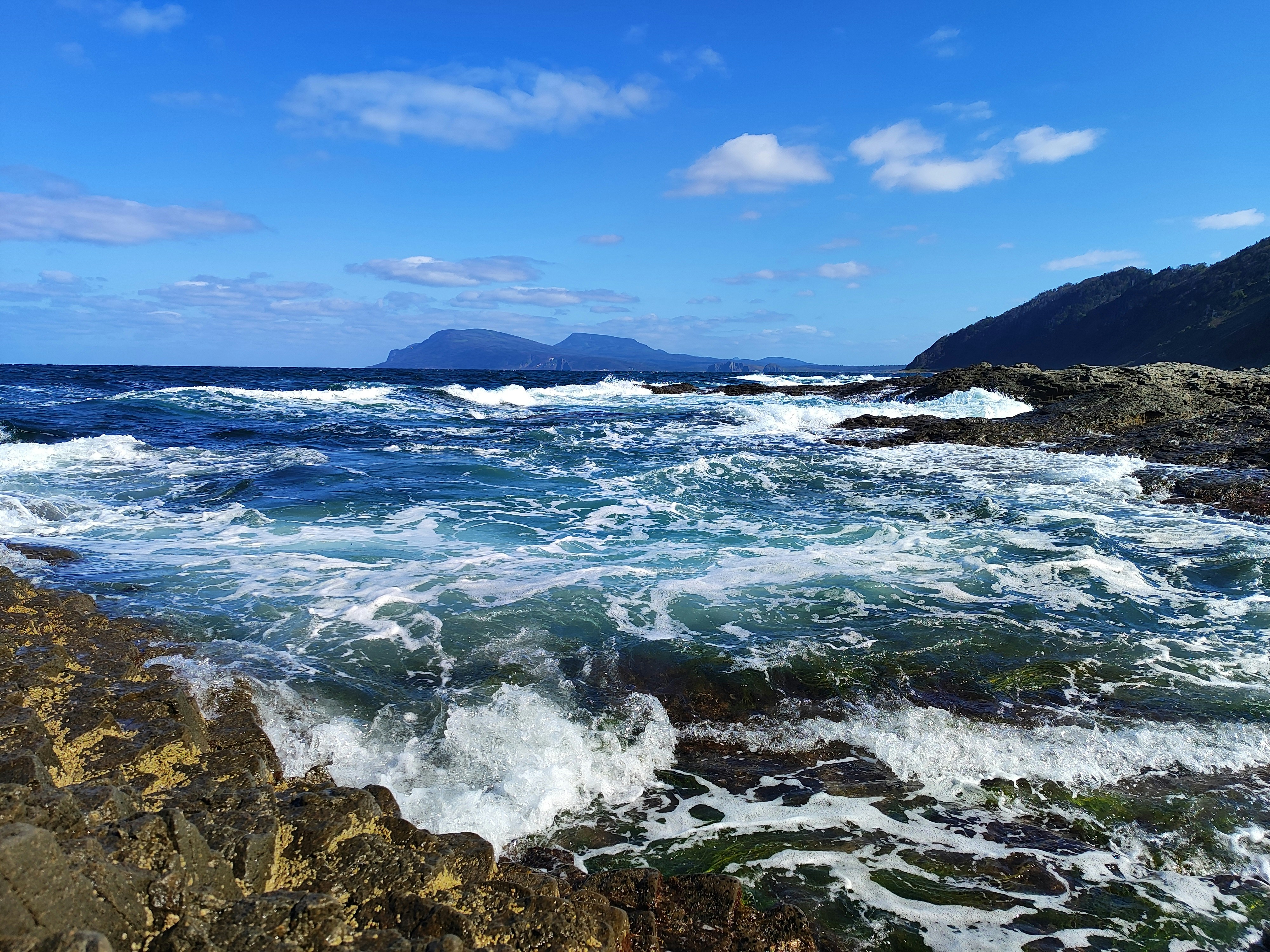 Badan air yang dikelilingi oleh pantai berbatu
