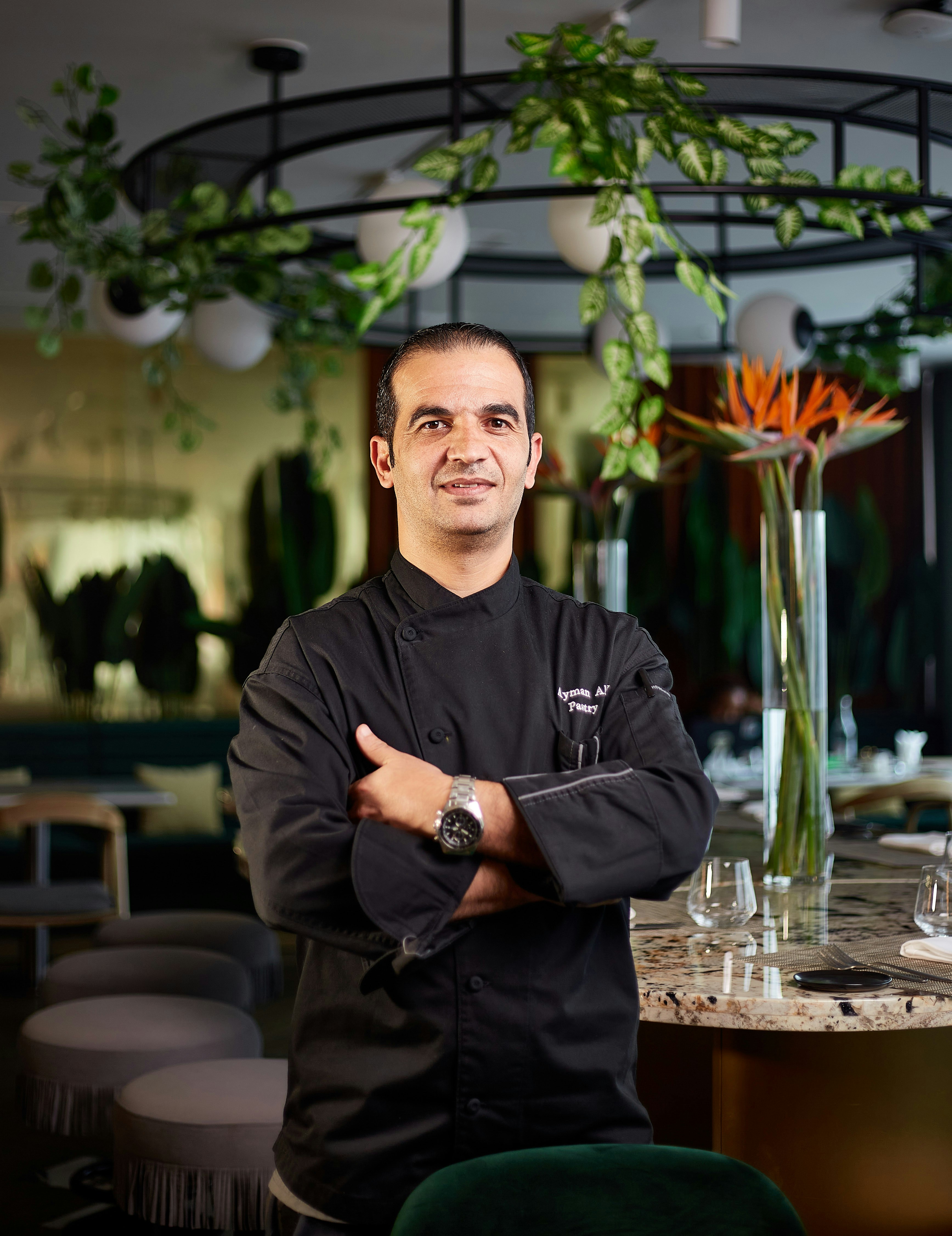 Portrait d’illustration : un homme en salle de restaurant, bras croisés