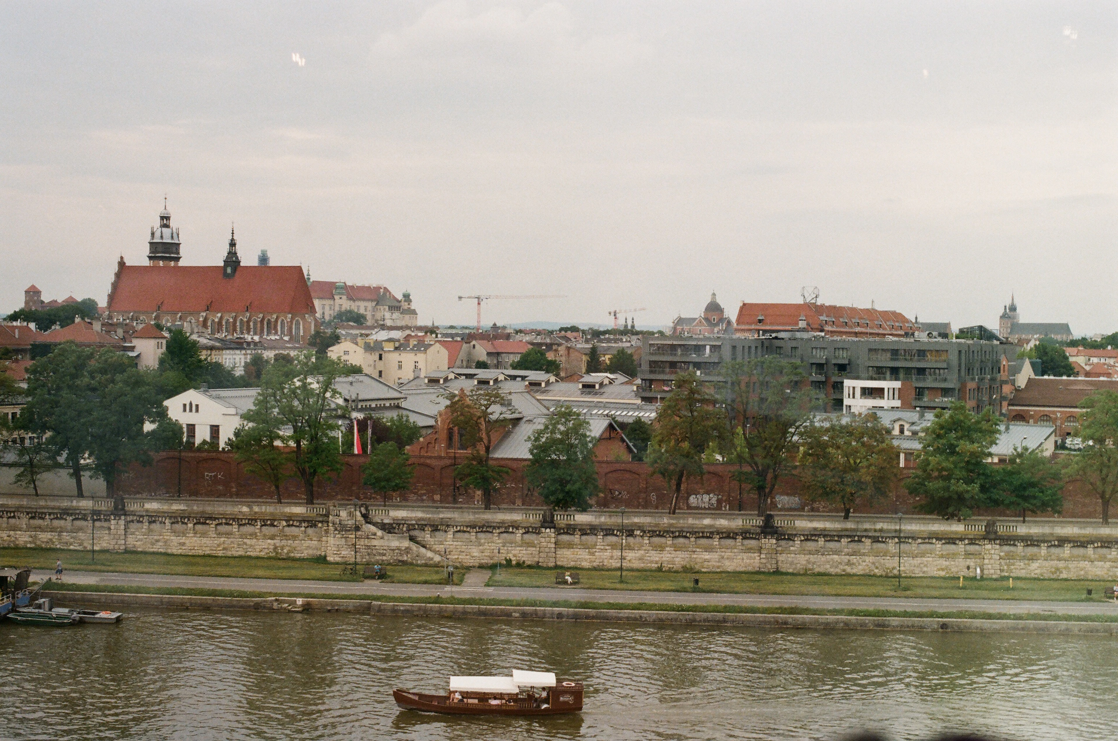 Wisła i panorama Krakowa z bulwarów