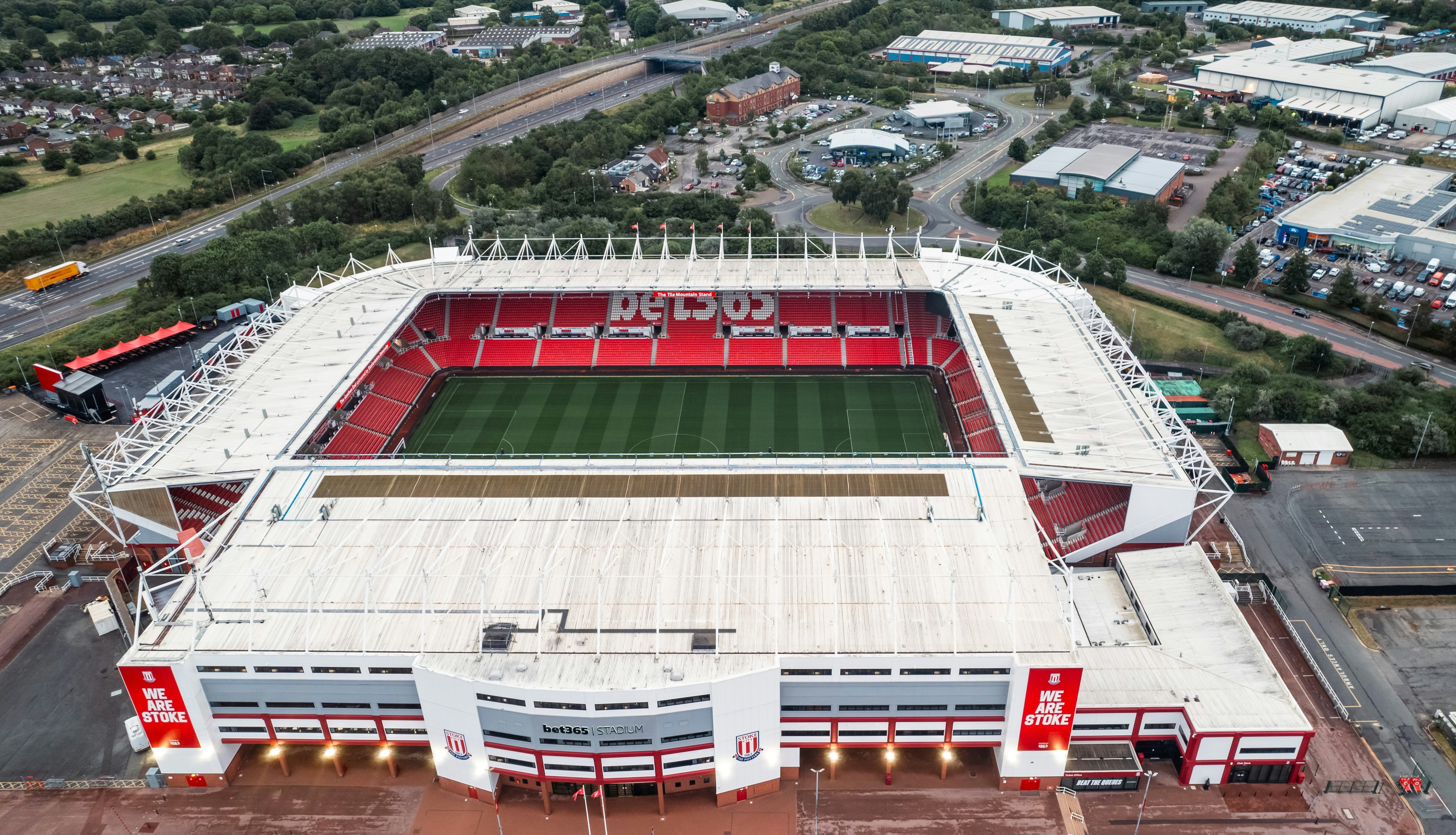 Luftaufnahme eines Stadions mit Fußballplatz