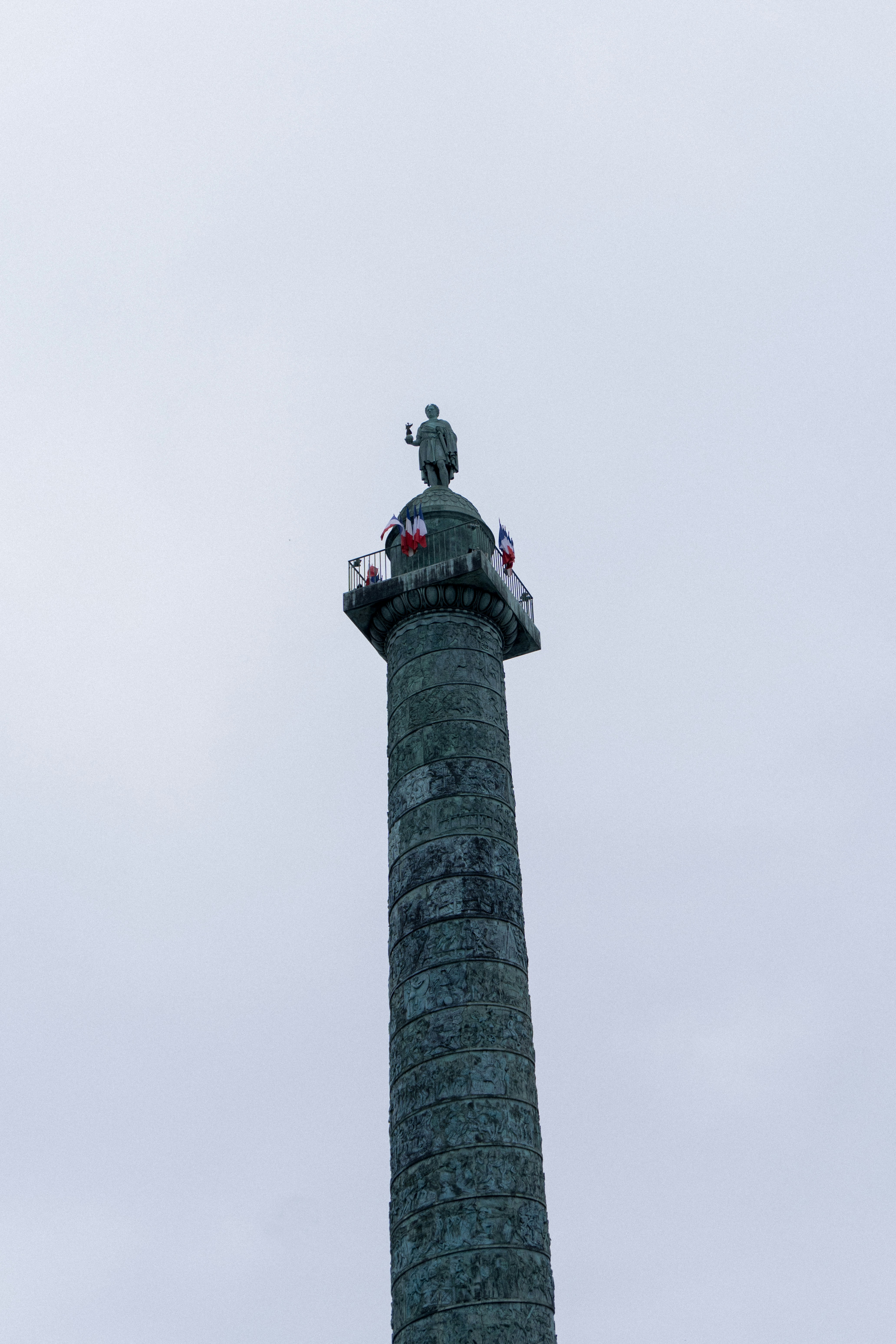 Une grande tour surmontée d’une statue