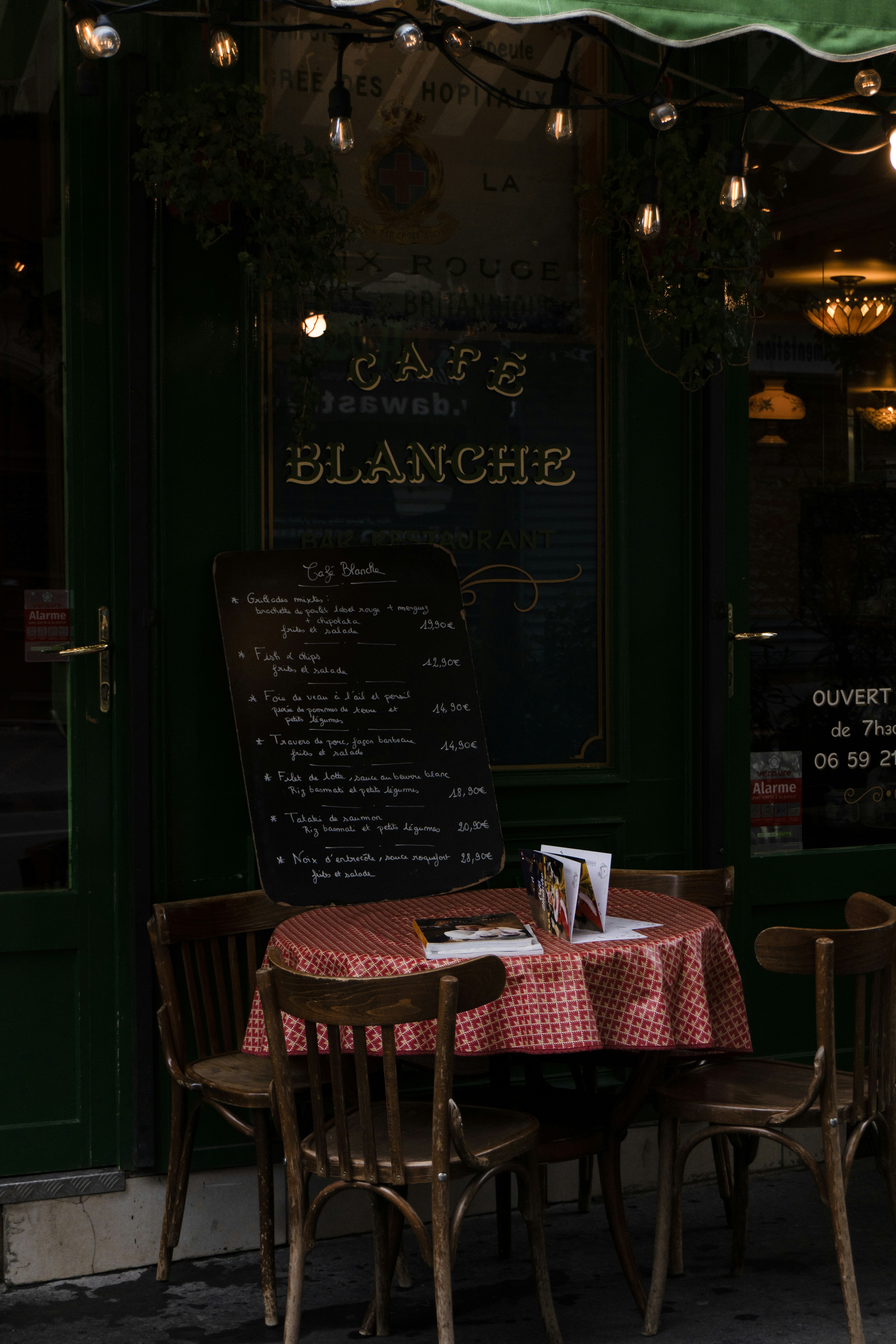 Une table et des chaises à l’extérieur d’un restaurant