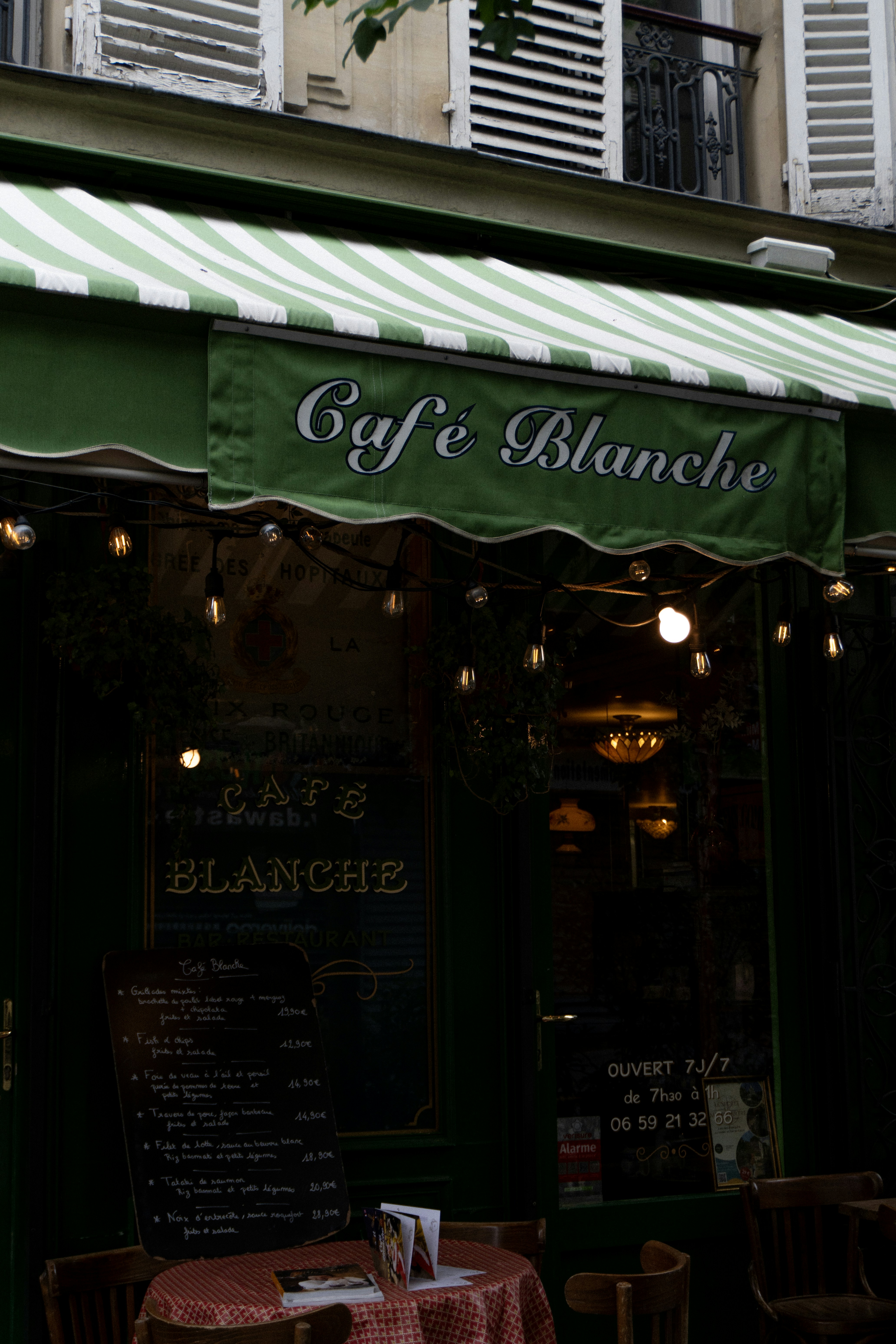 Un auvent vert et blanc au-dessus d’un restaurant
