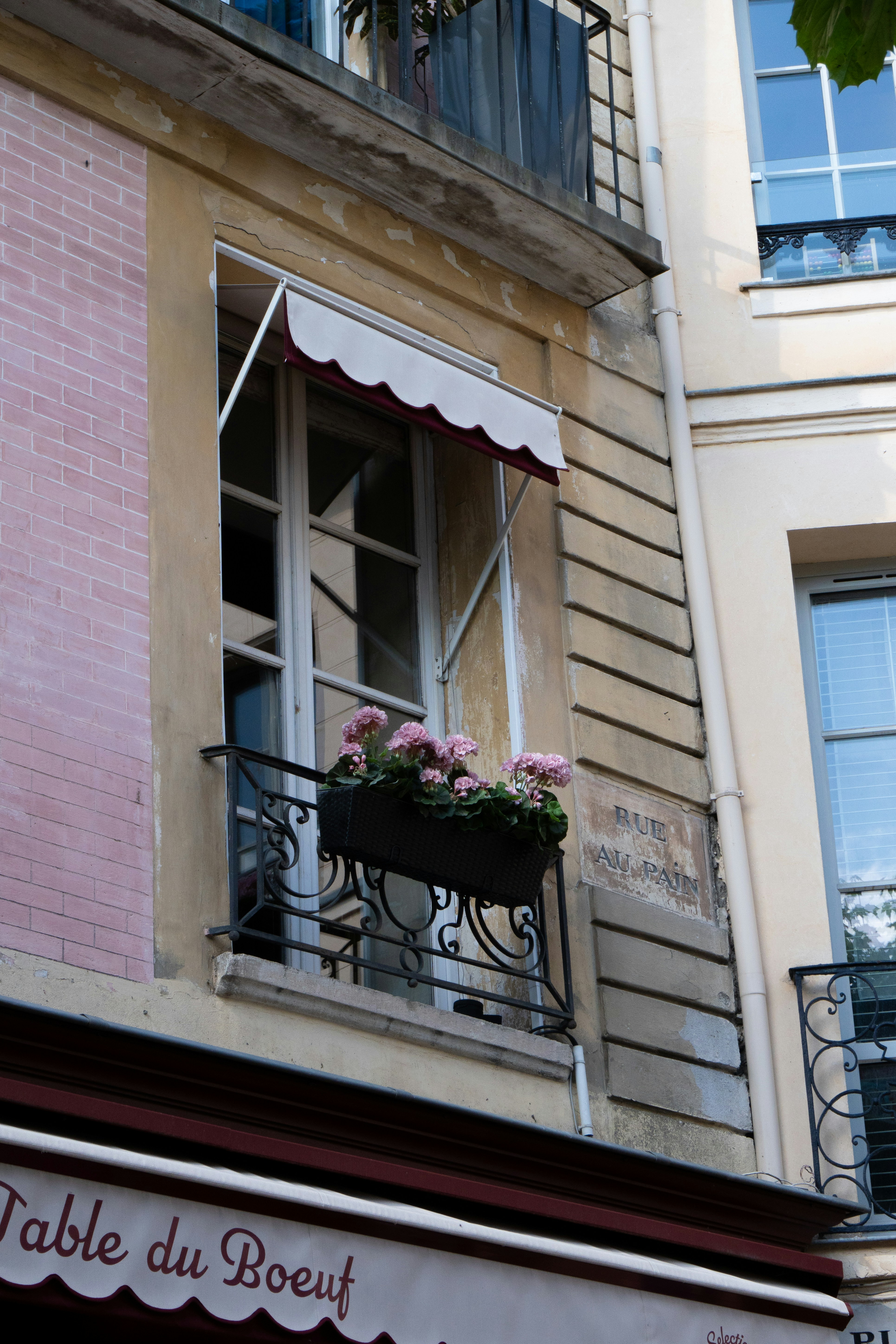 Ein Gebäude mit einem Balkon mit einem Blumenkasten darauf