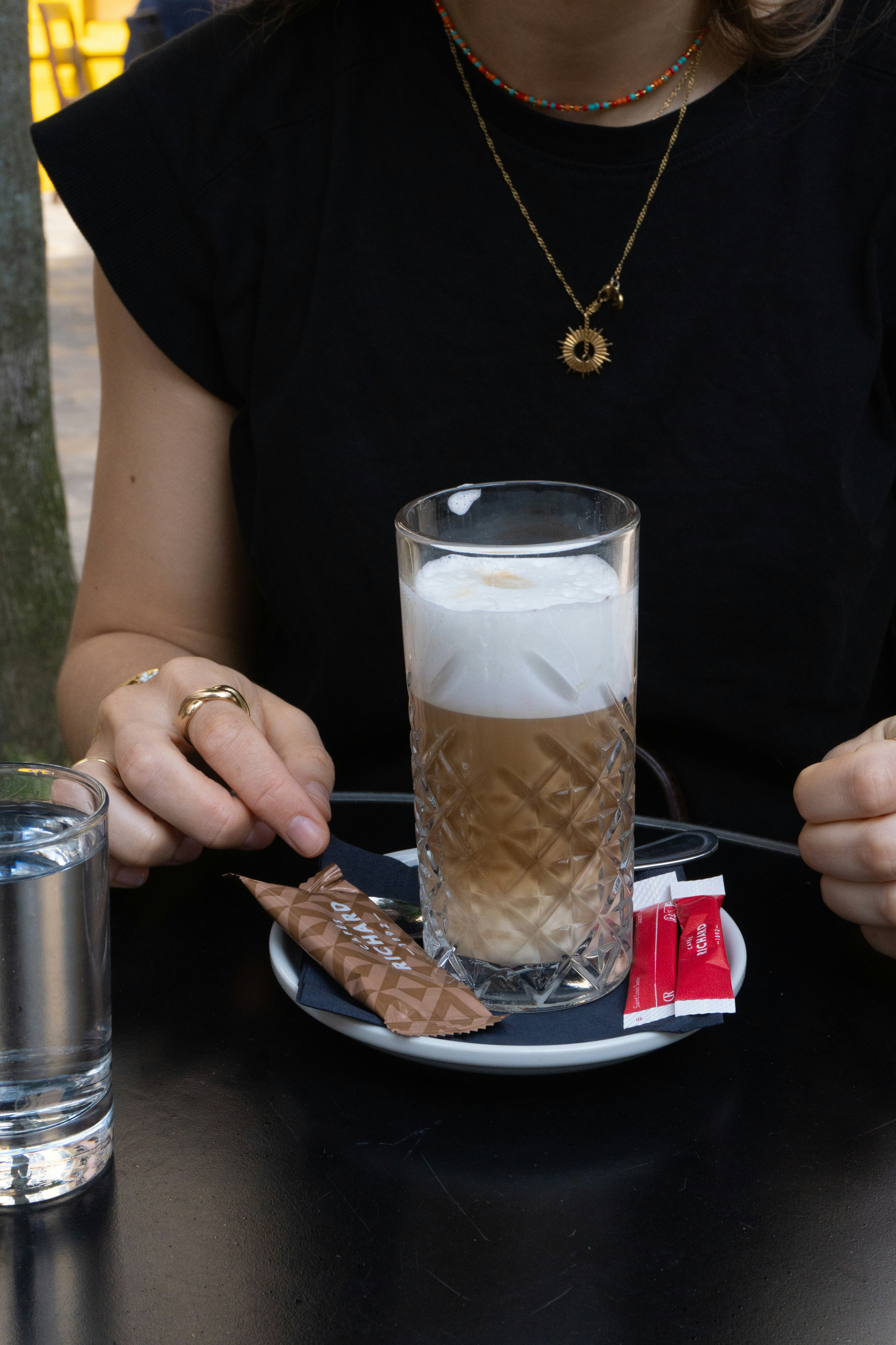 Eine Frau, die mit einem Teller Essen an einem Tisch sitzt