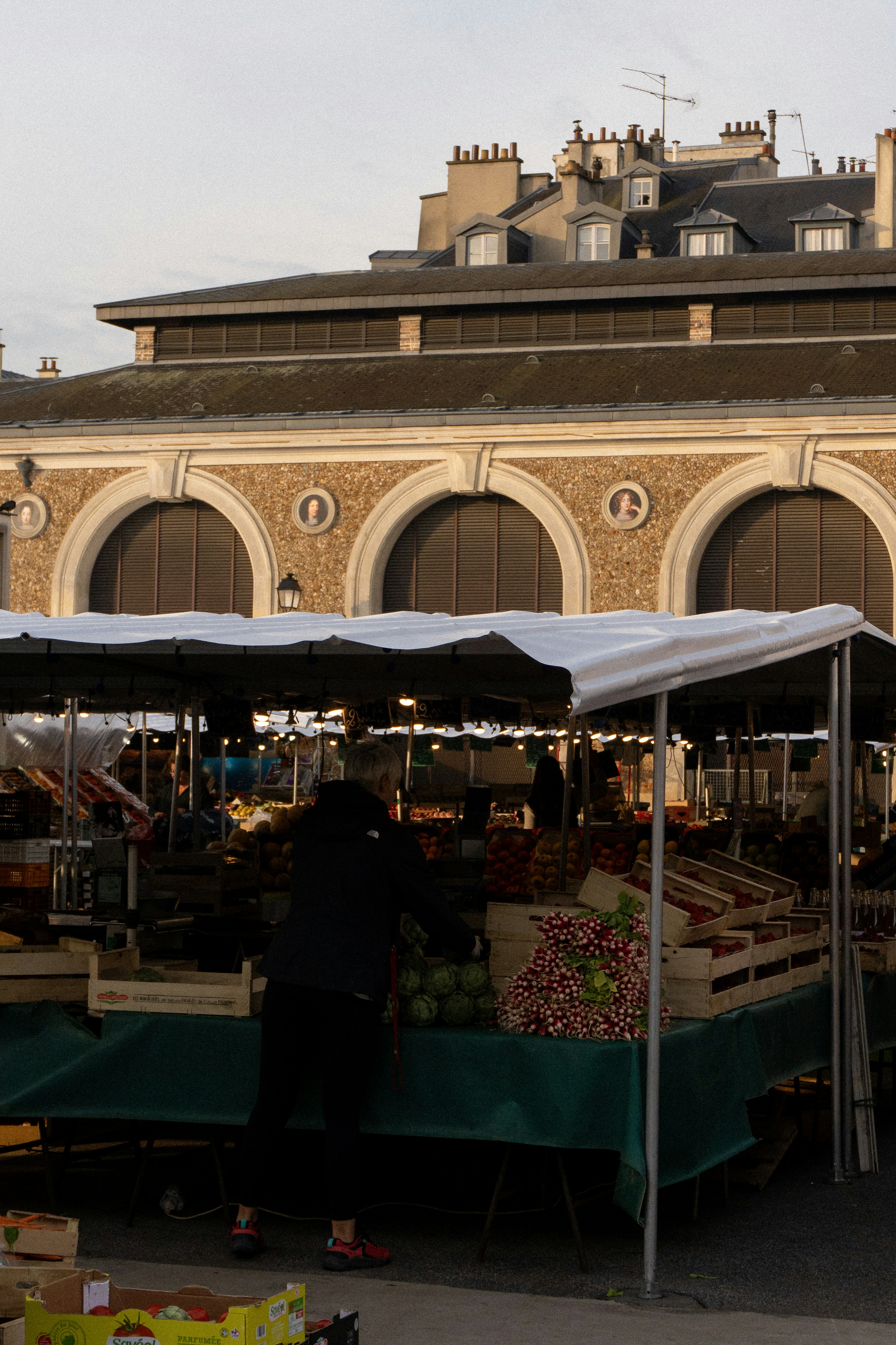 Navigating the Stalls: Language, Etiquette, and Unwritten Rules