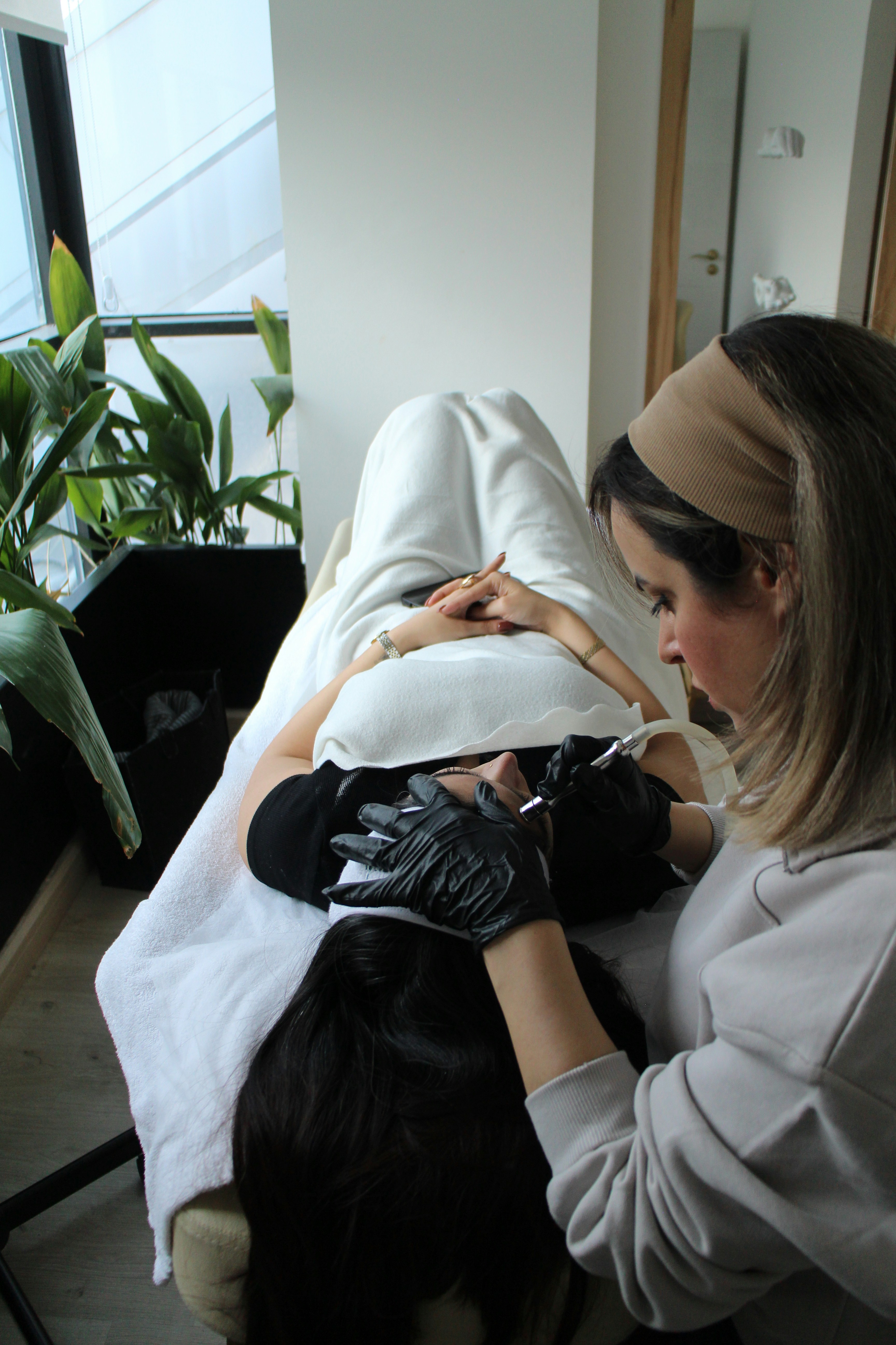 Eine Frau, die sich in einem Salon die Nägel machen lässt