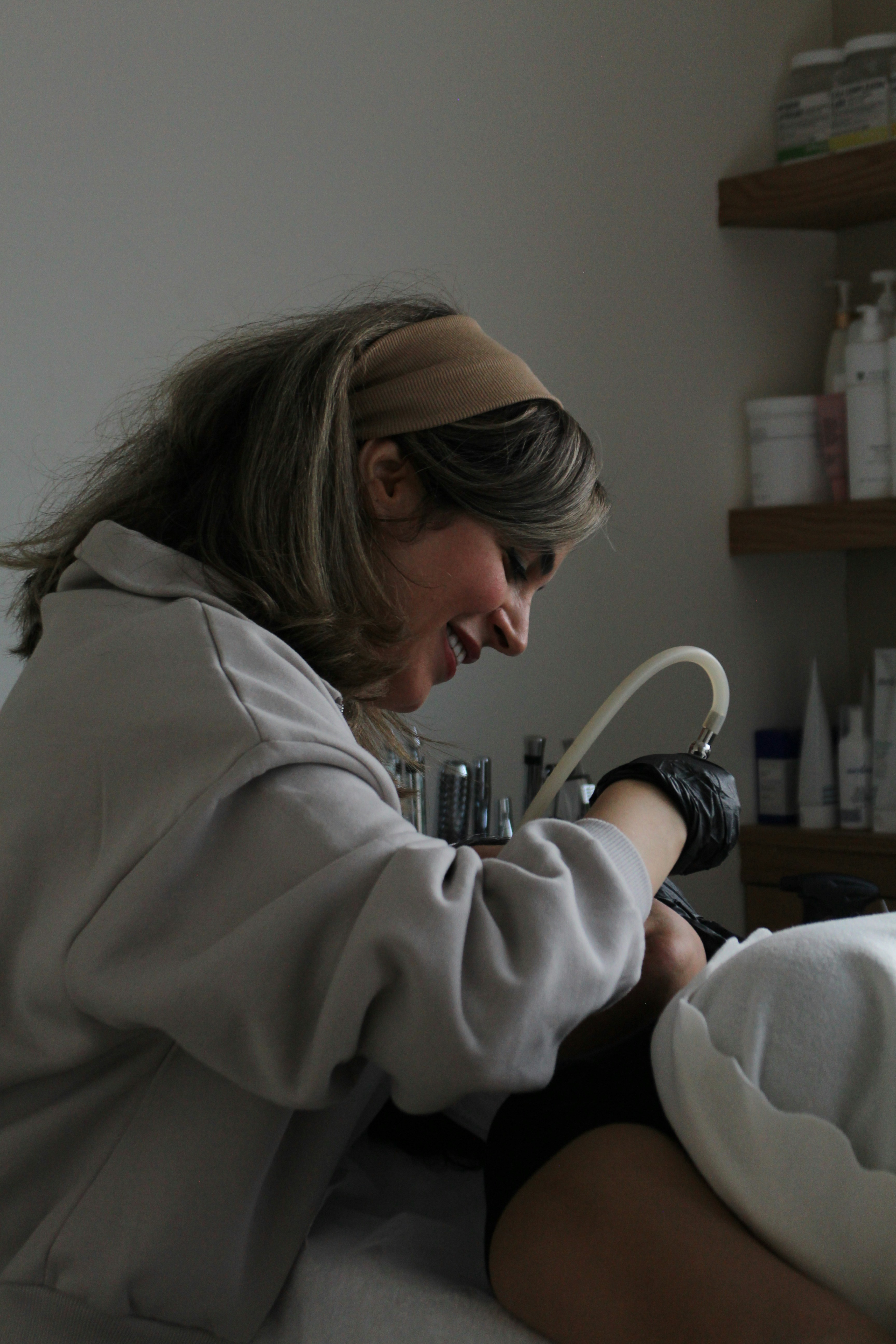 Eine Frau in einem Krankenhausbett lässt sich am Fuß untersuchen