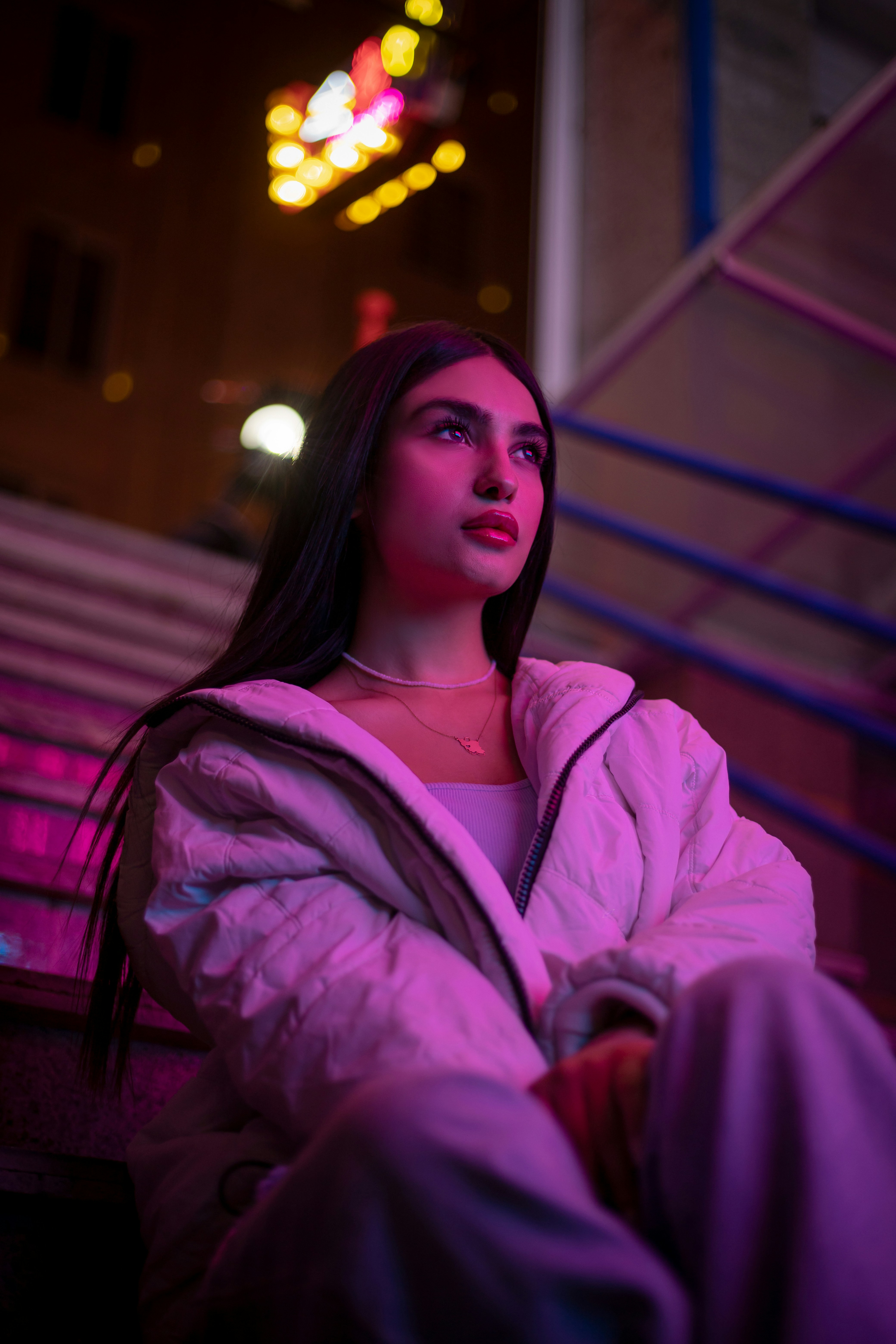 Une femme en blouse blanche assise sur un banc