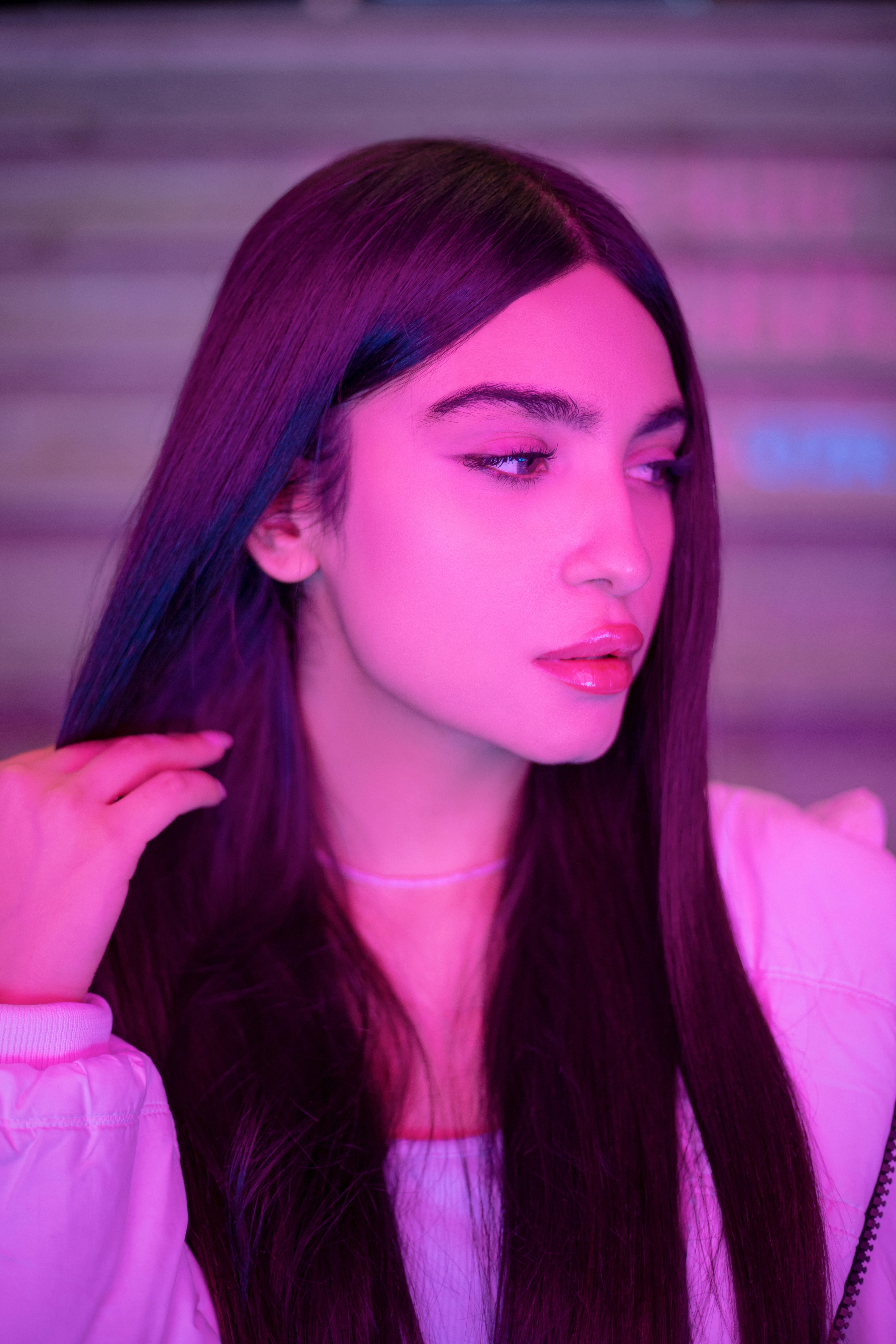 Seorang wanita dengan rambut hitam panjang memegang telepon