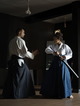 Um homem e uma mulher vestidos com trajes tradicionais japoneses.
