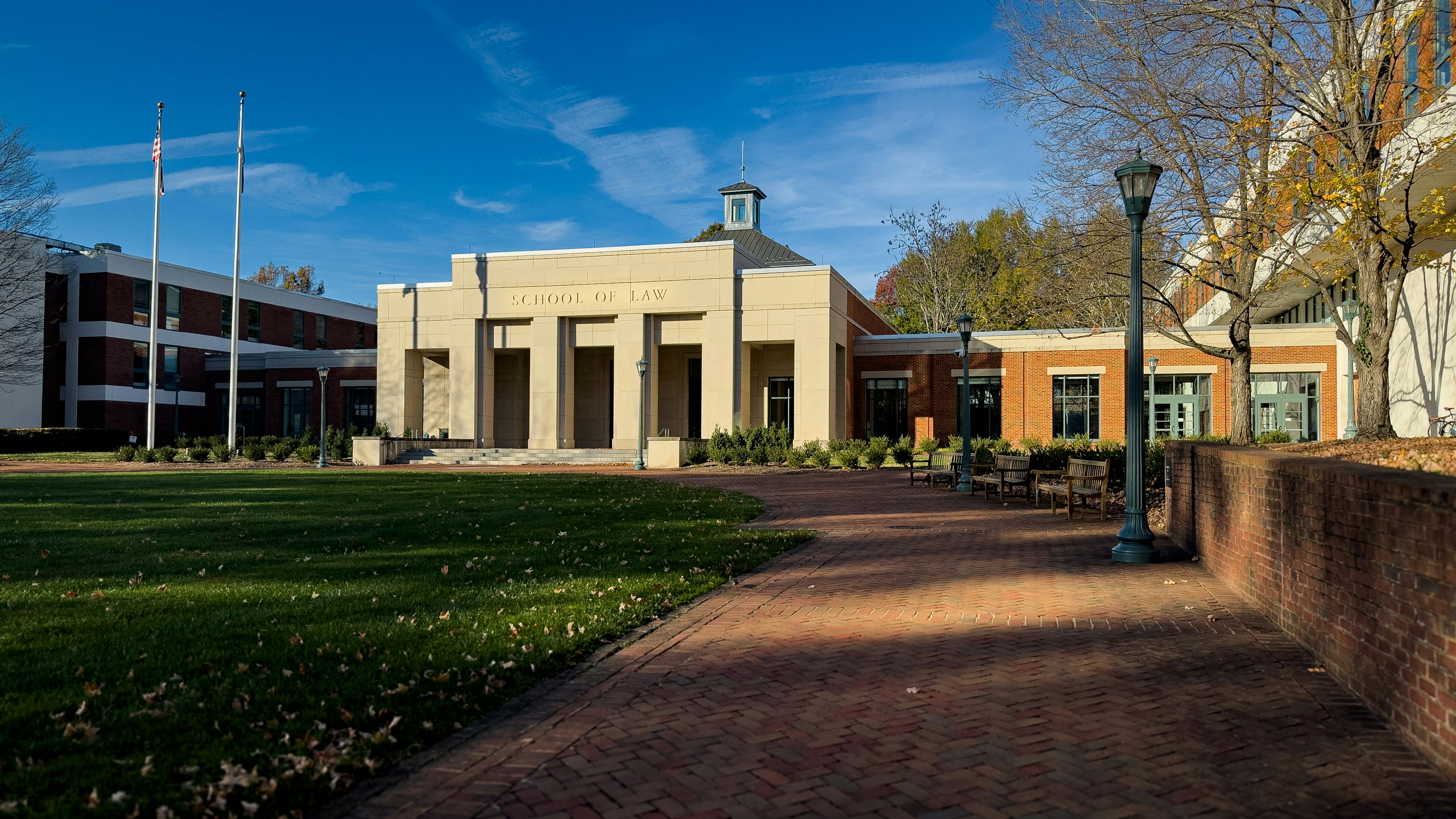 Ein großes Gebäude mit einem Uhrenturm auf der Spitze