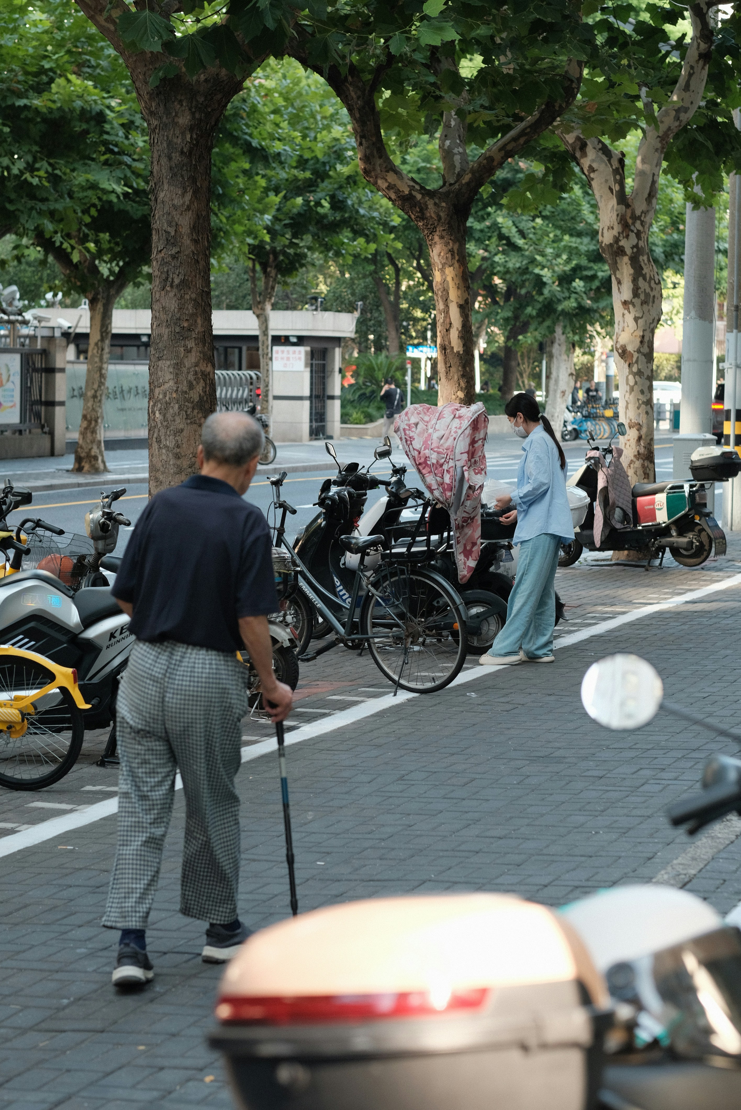 Un homme marchant dans une rue à côté de motos garées