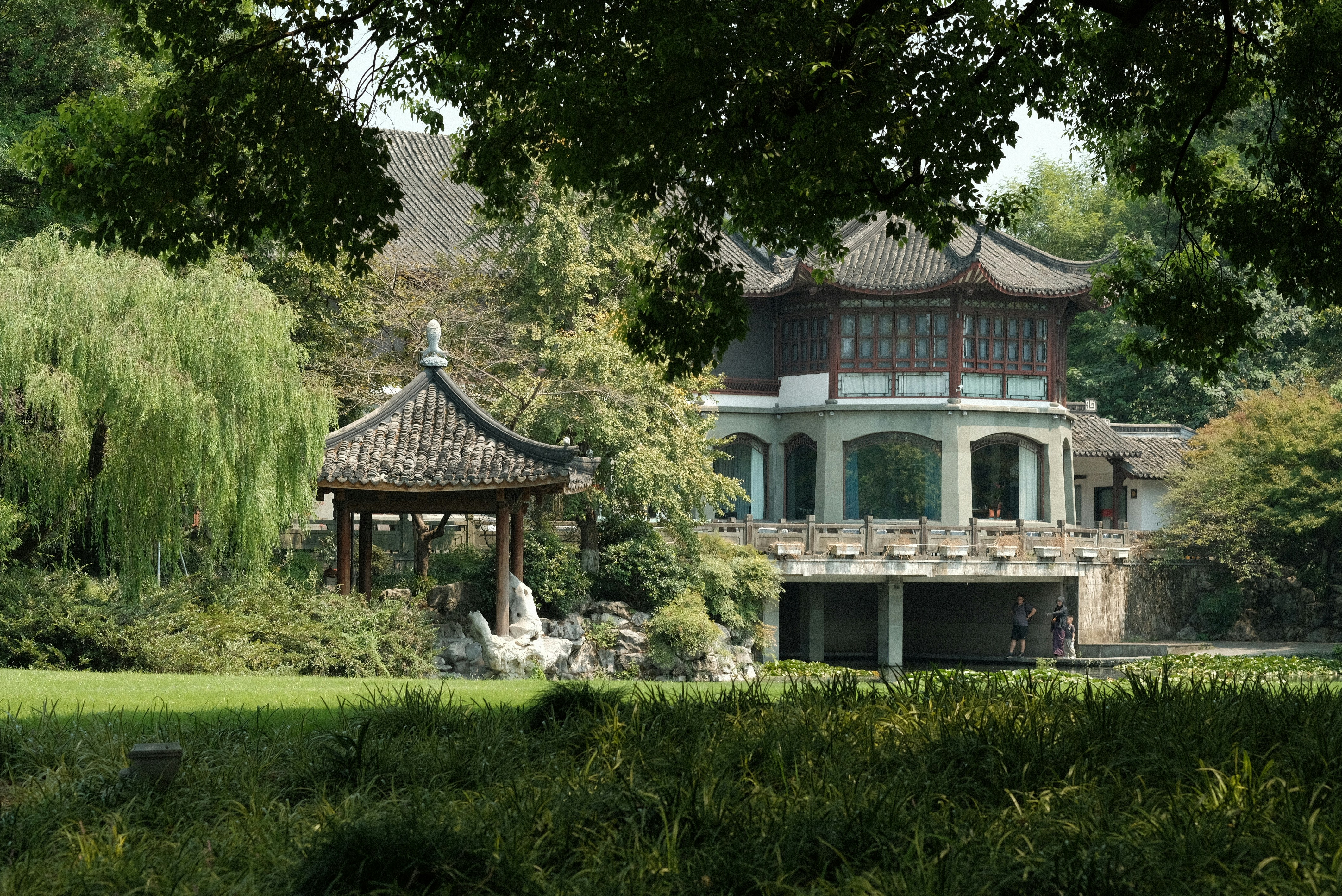 A gazebo in the middle of a lush green park