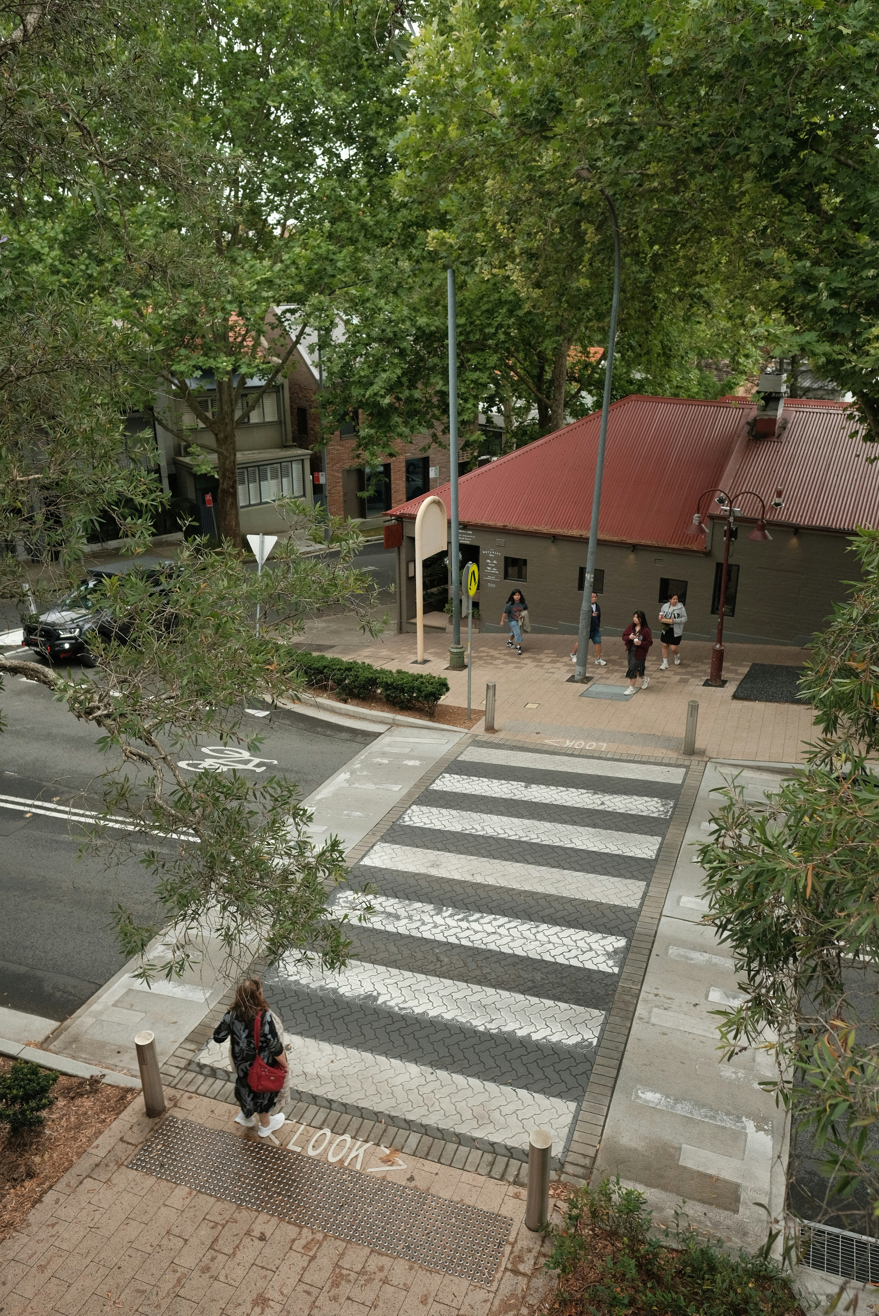 横断歩道の上から見た通りの写真 – Unsplashの家の無料画像