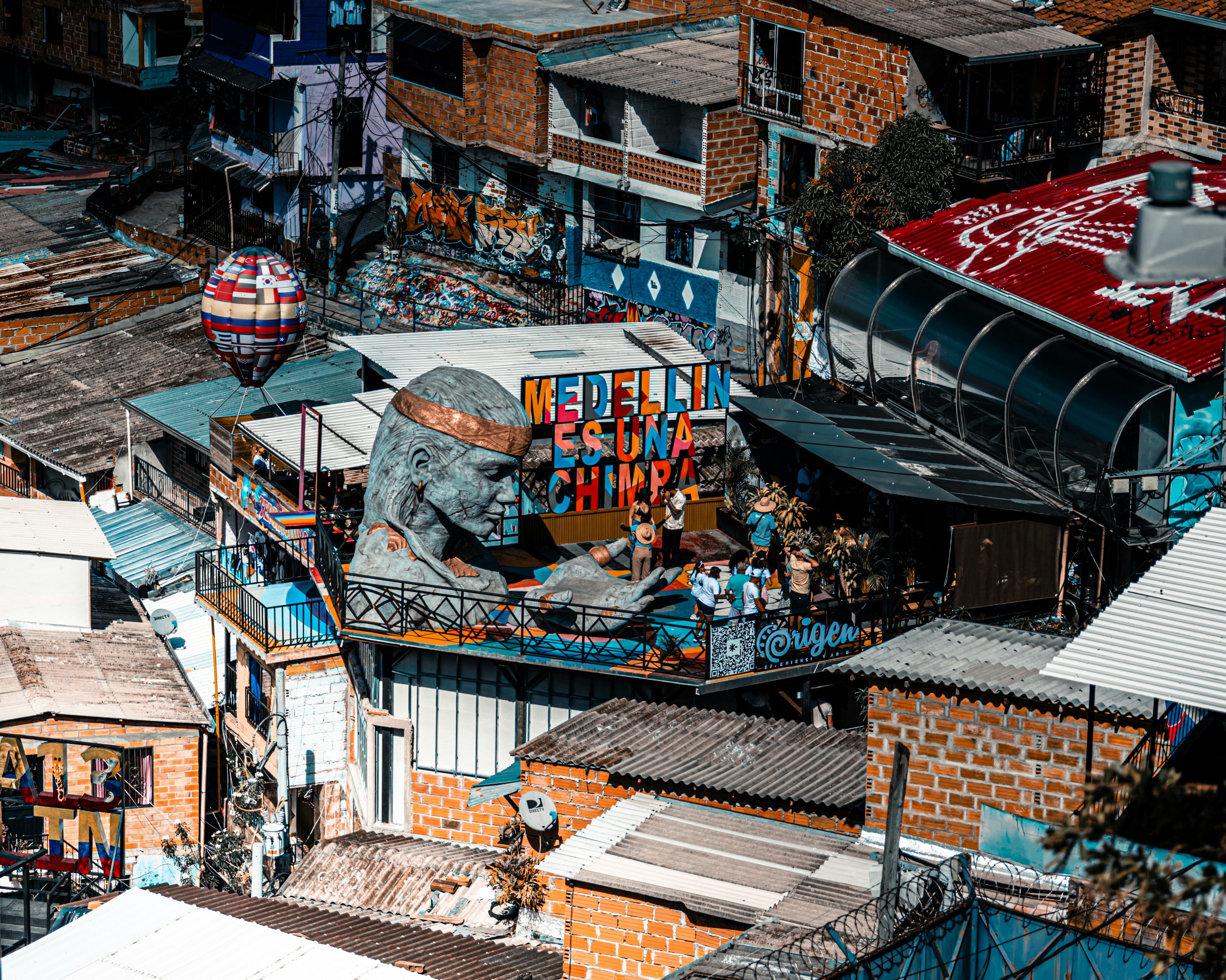 Eine Luftaufnahme einer Stadt mit vielen Gebäuden