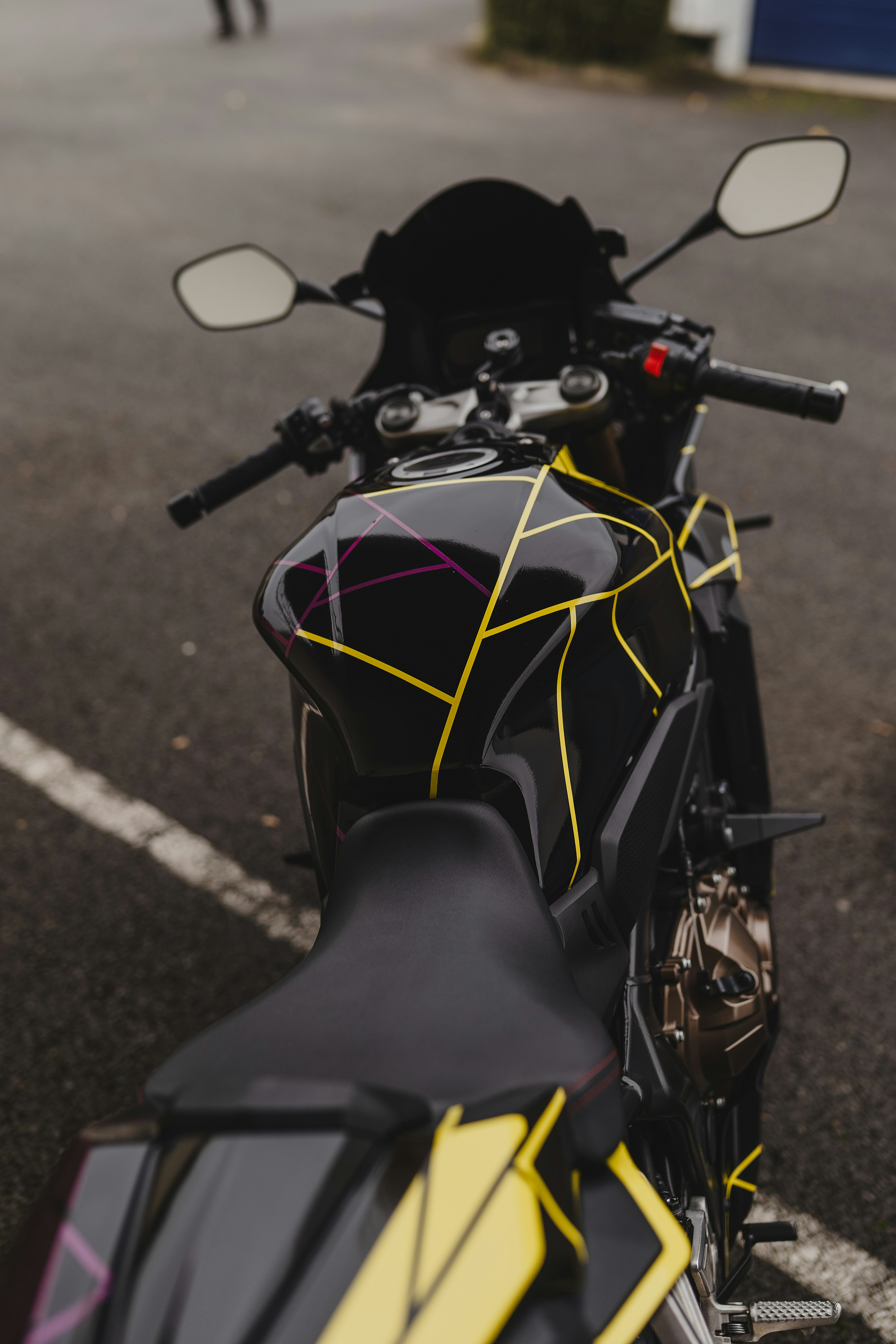 photo-1731570314104-d2ca7b2c52be?ixid=M3wxMjA3fDB8MXxzZWFyY2h8MTl8fHRlbXBvcmFyeSUyMG1vdG9yYmlrZSUyMGNvdmVyfGVufDB8fHx8MTc3MDI1MDY0OXww\u0026ixlib=rb-4.1.0