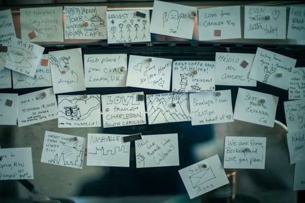 Post-it notities op een muur in een vergaderruimte.